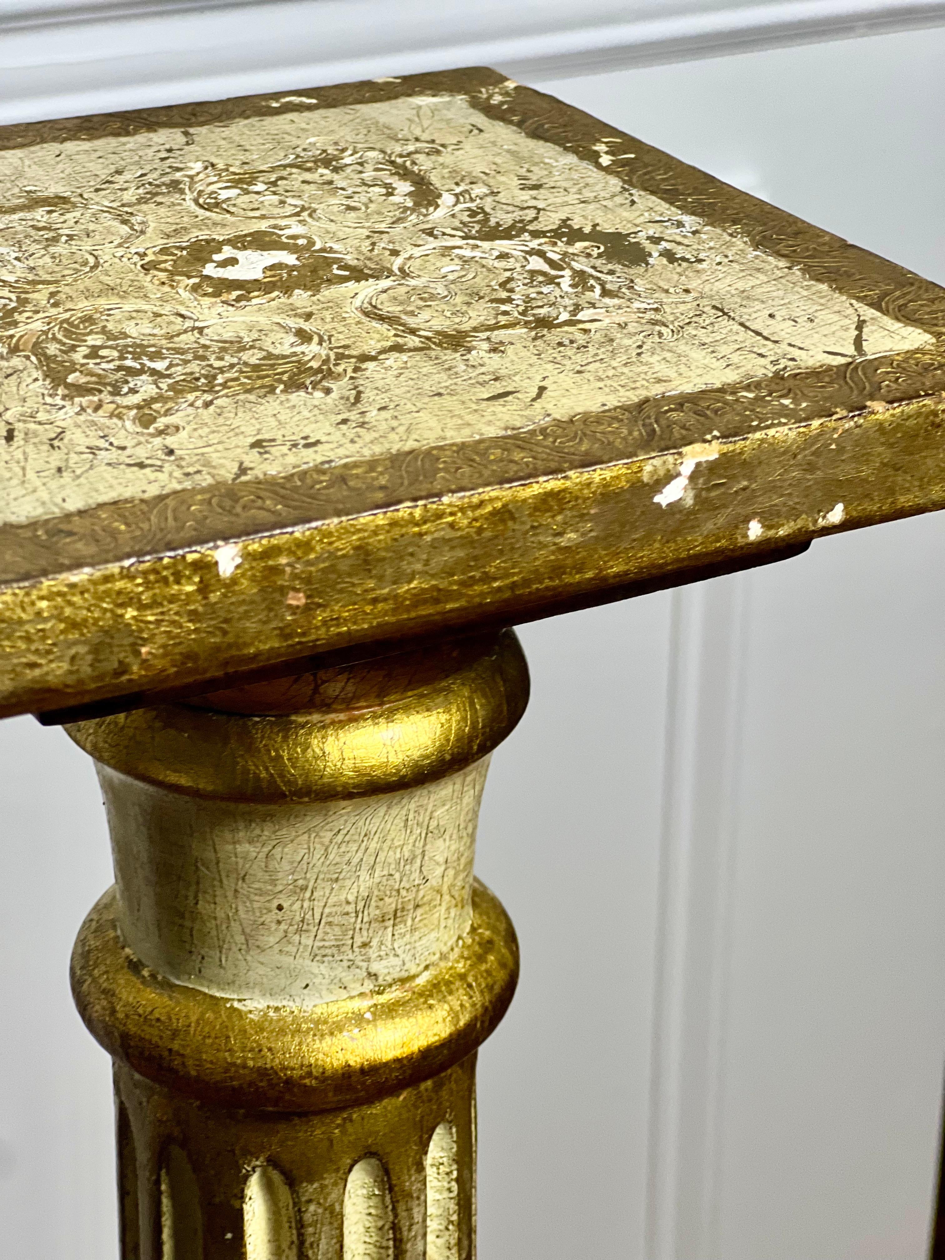 Pedestal florentino neoclásico acanalado dorado y pintado en crema, Italia, 1940 Madera en venta
