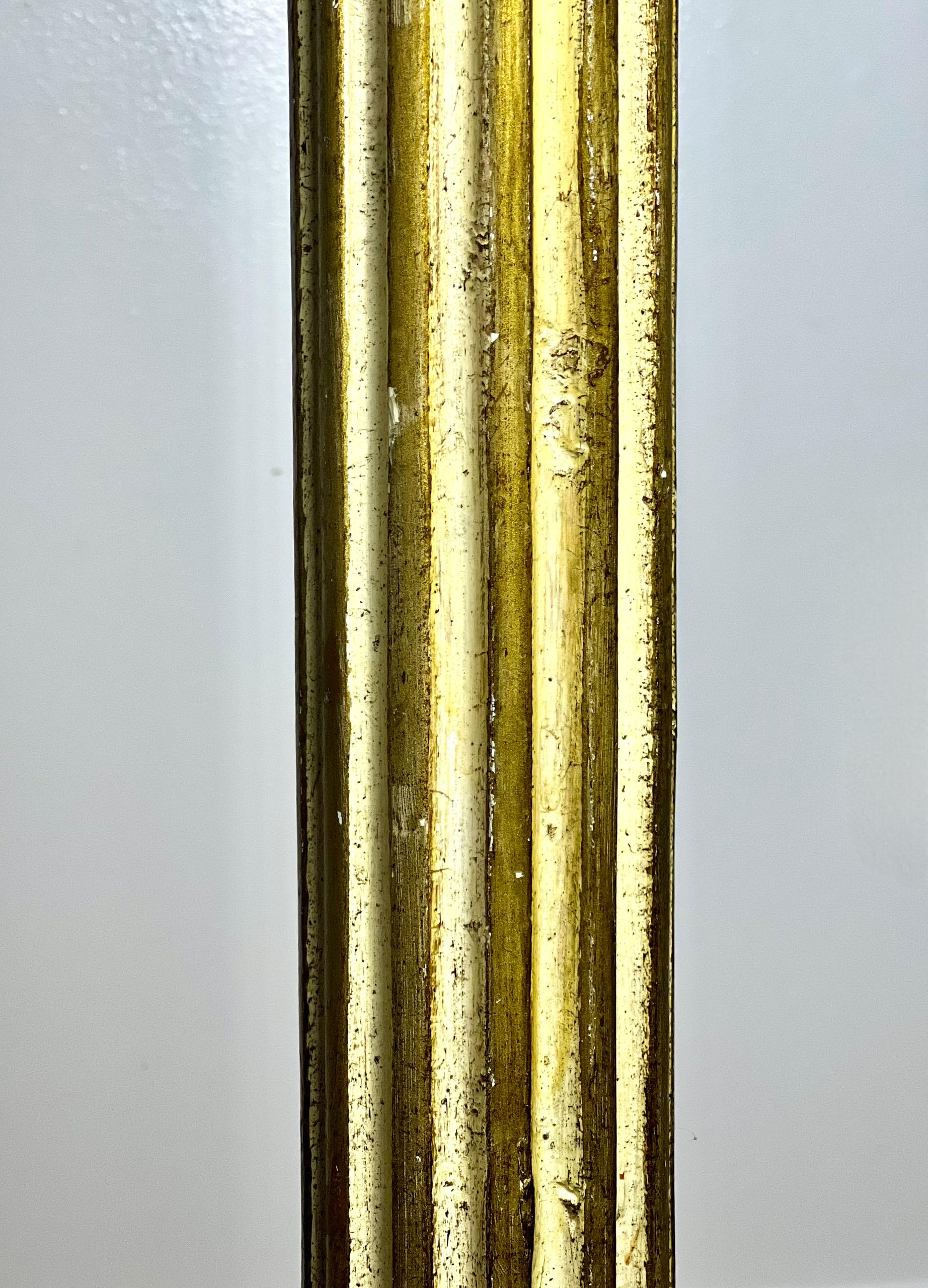 Pedestal florentino neoclásico acanalado dorado y pintado en crema, Italia, 1940 en venta 1
