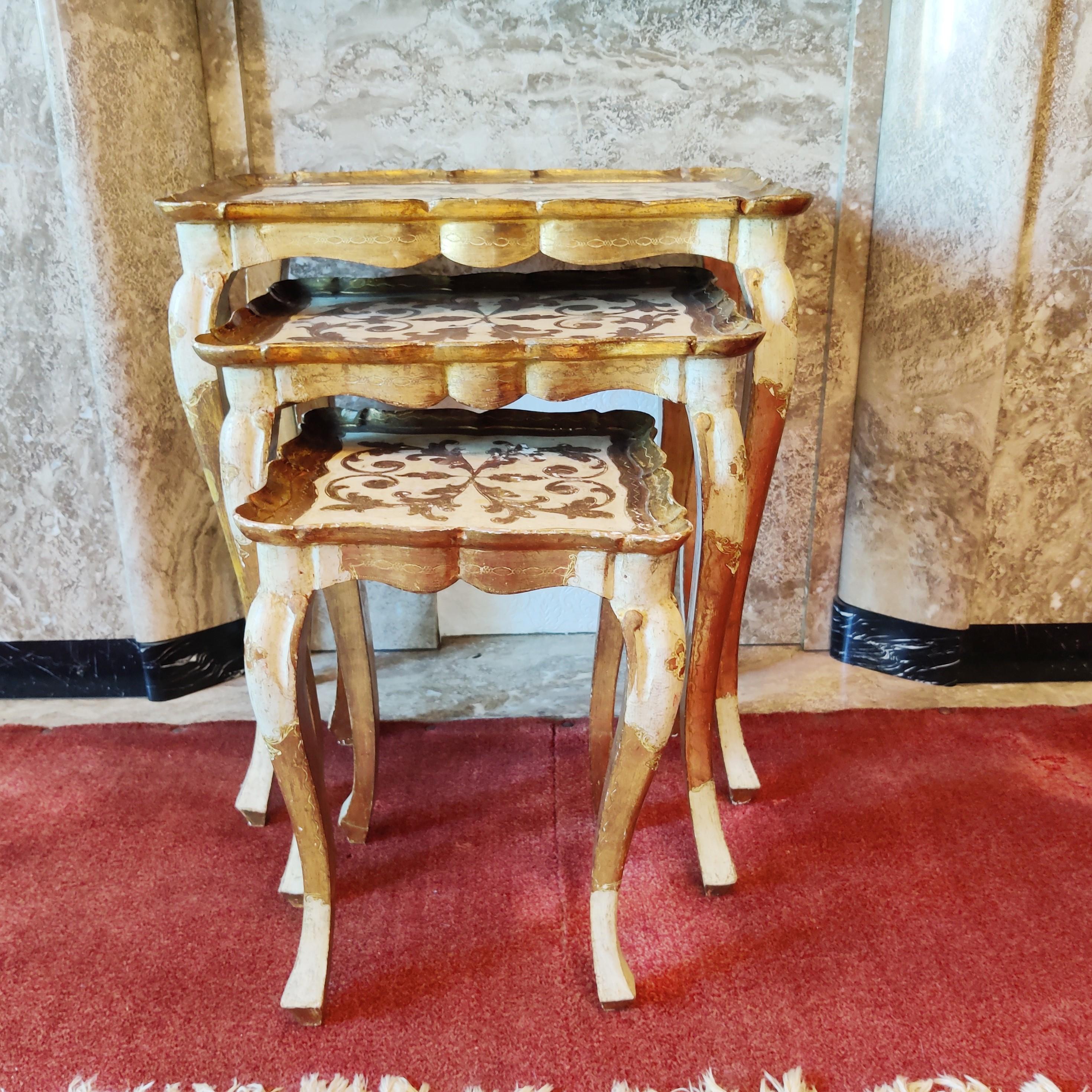 Lovely set of Italian gilt wood nesting tables with Florentine decors.

Beautifully shaped legs

Labeled

Nice patina. 

1920s, Italy, Firenze

Dimensions of the largest table:

Height 55cm/21.65