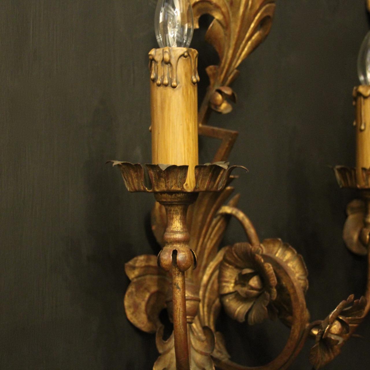 Florentine Pair of Gilded Leaf Twin Arm Antique Wall Lights (Italienisch)