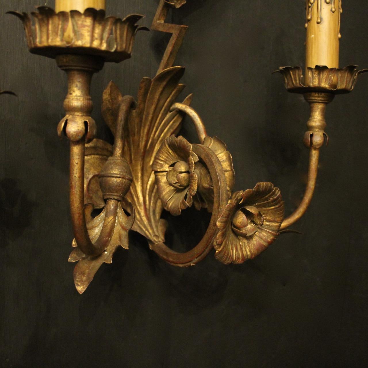 Florentine Pair of Gilded Leaf Twin Arm Antique Wall Lights (20. Jahrhundert)