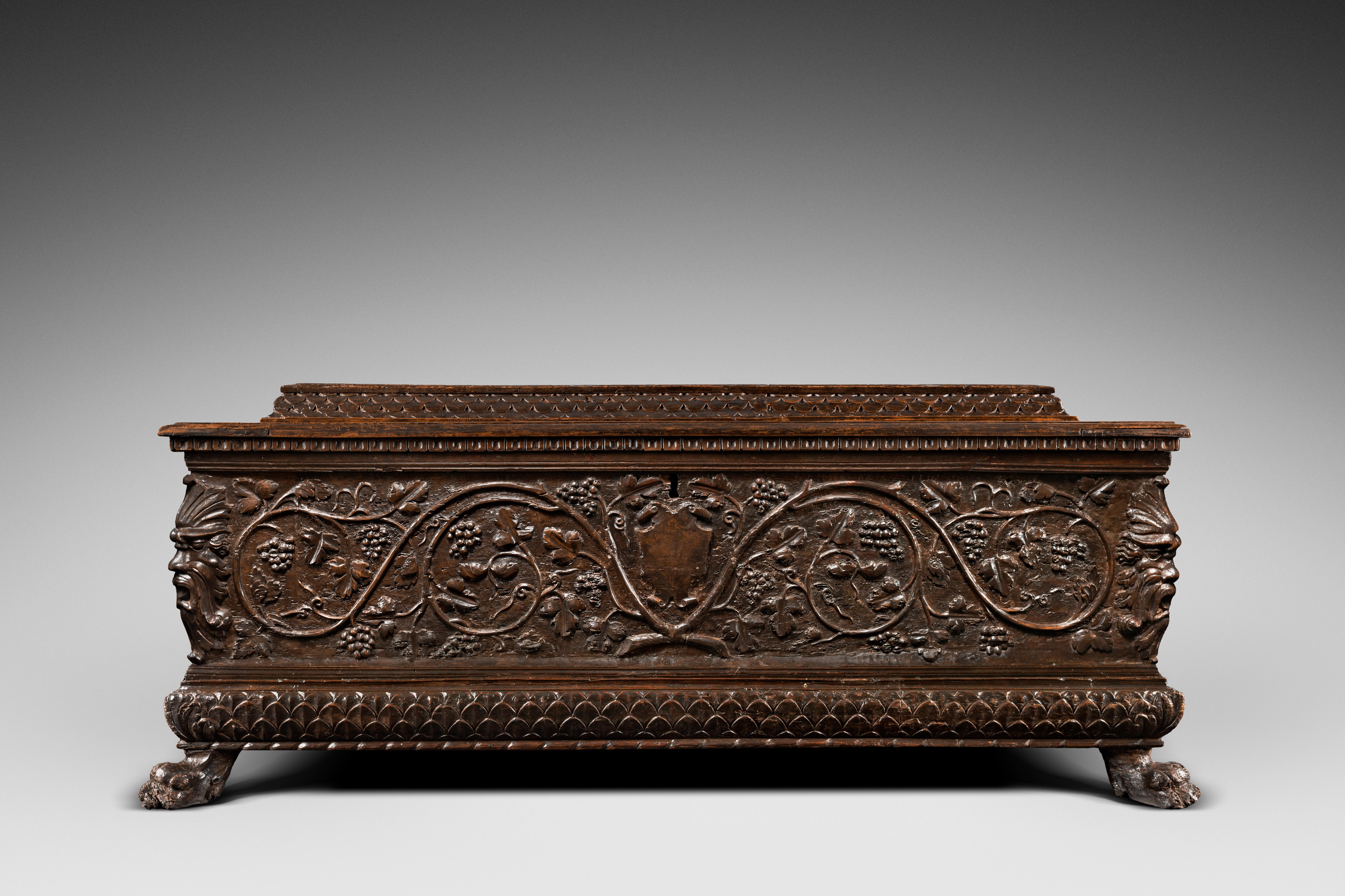 ORIGINE : ITALIA, TOSCANA
PERIODO: XVI secolo

DIMENSIONI :   
 Altezza: 73 cm
Lunghezza: 180 cm
Profondità: 57 cm

Buono stato
Wood Wood

Questo importante cassone Florentine a forma di sarcofago presenta un bel pannello frontale affiancato agli