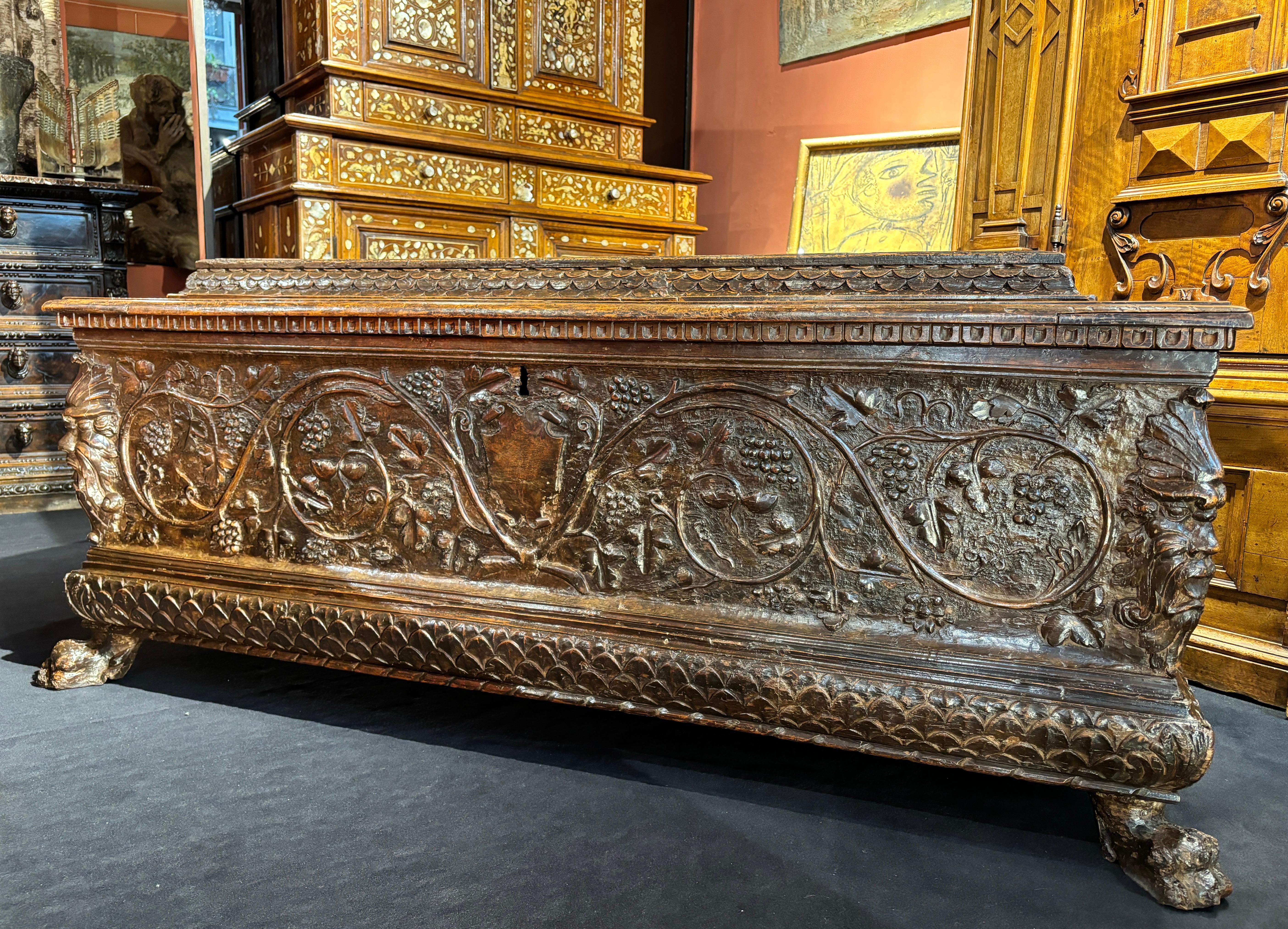 Rinascimento Cassone rinascimentale Florentine con decorazioni di viti e grappoli d'uva in vendita