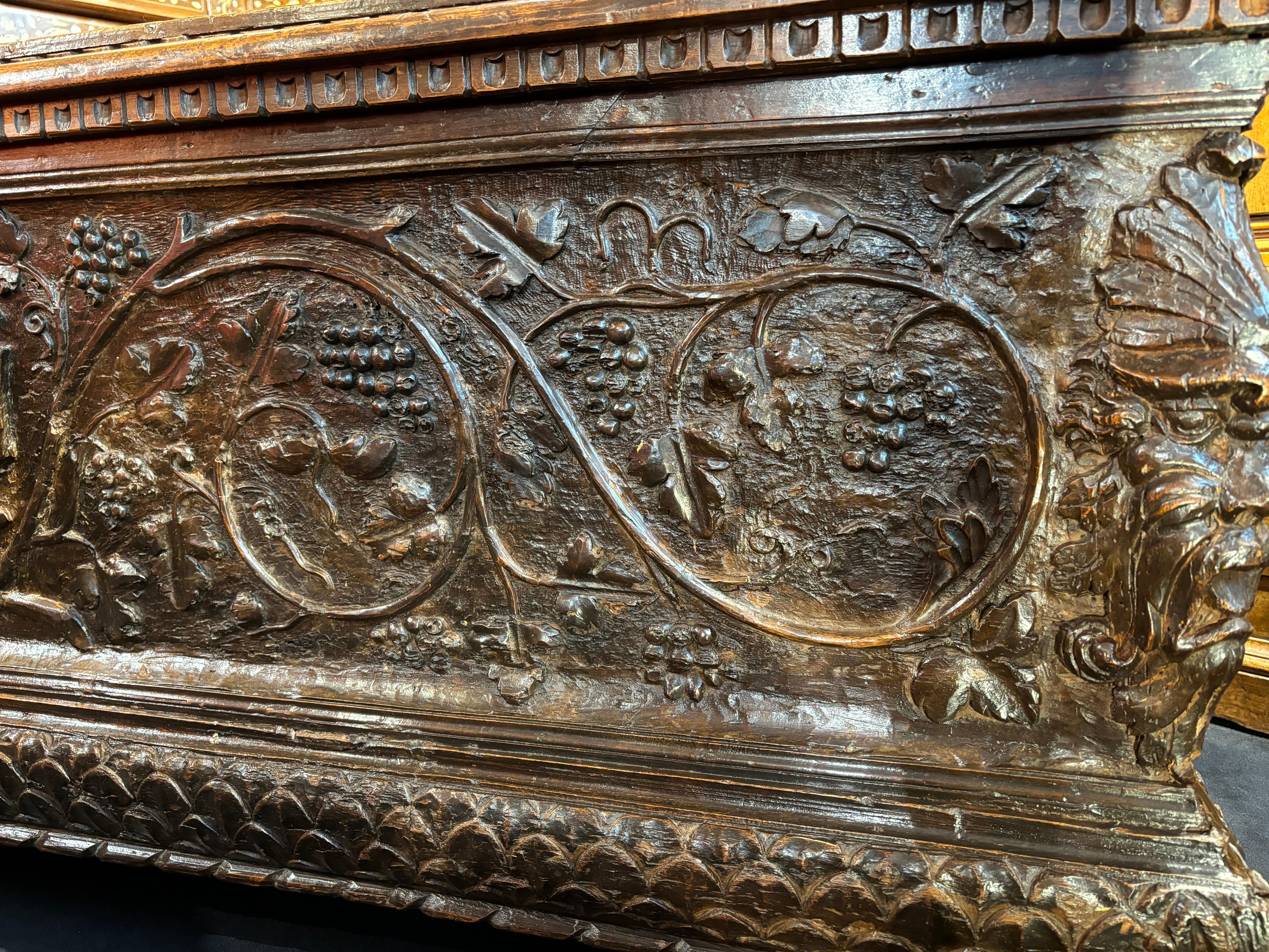 Fino al XVIII secolo Cassone rinascimentale Florentine con decorazioni di viti e grappoli d'uva in vendita