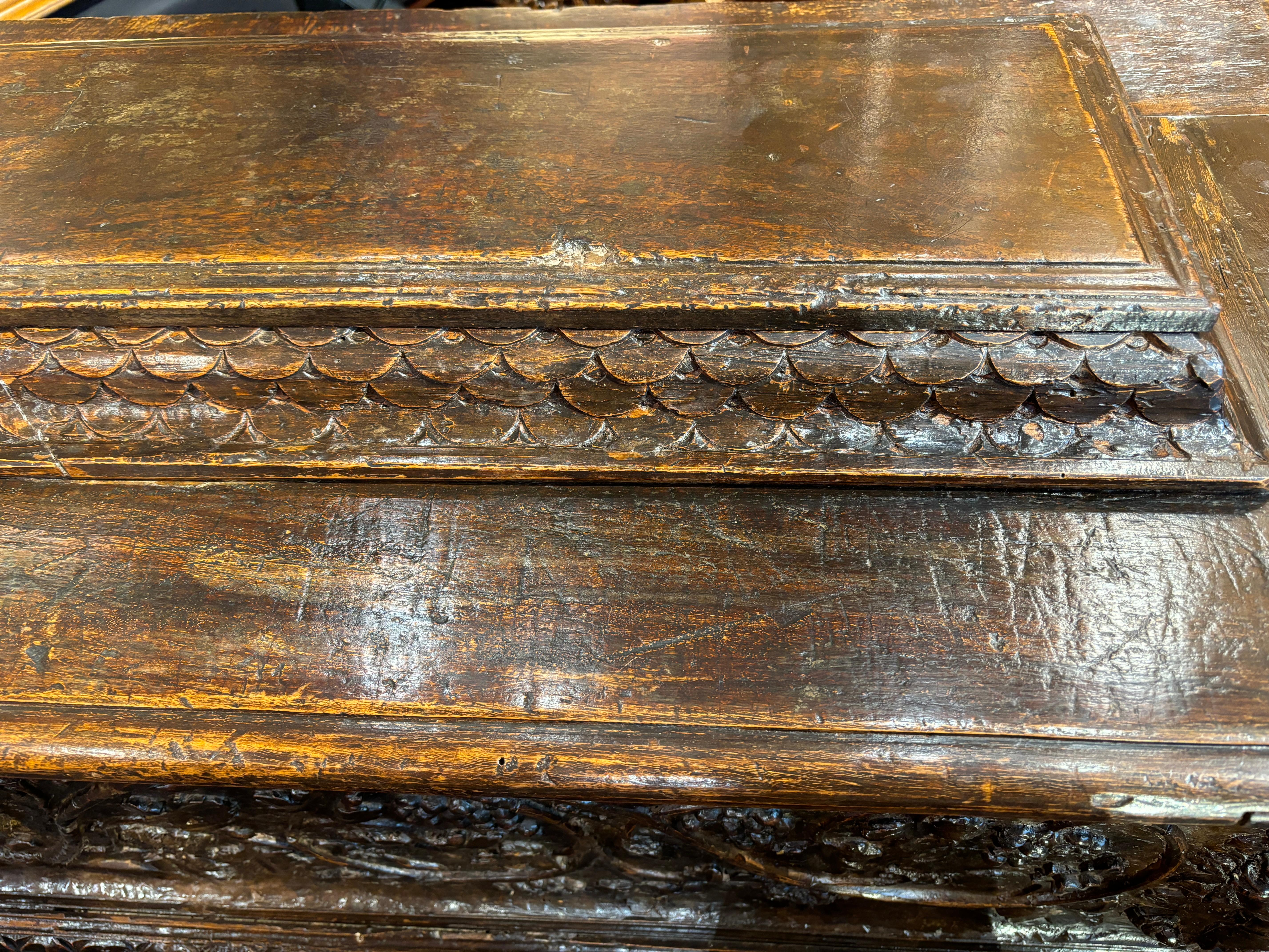 Legno Cassone rinascimentale Florentine con decorazioni di viti e grappoli d'uva in vendita