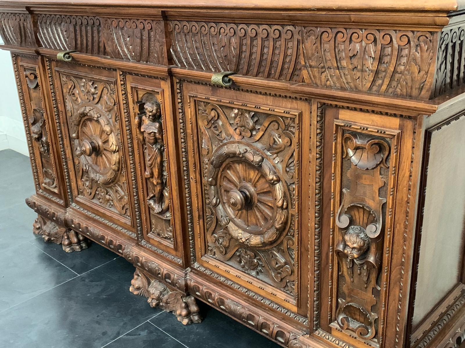 Florentine Renaissance sideboard in blond walnut with bronze handles. Product of high quality and high cabinet making. Tuscany late 19th century early 20th century, provenance villa Campari.
Packaging with bubble wrap and cardboard boxes is