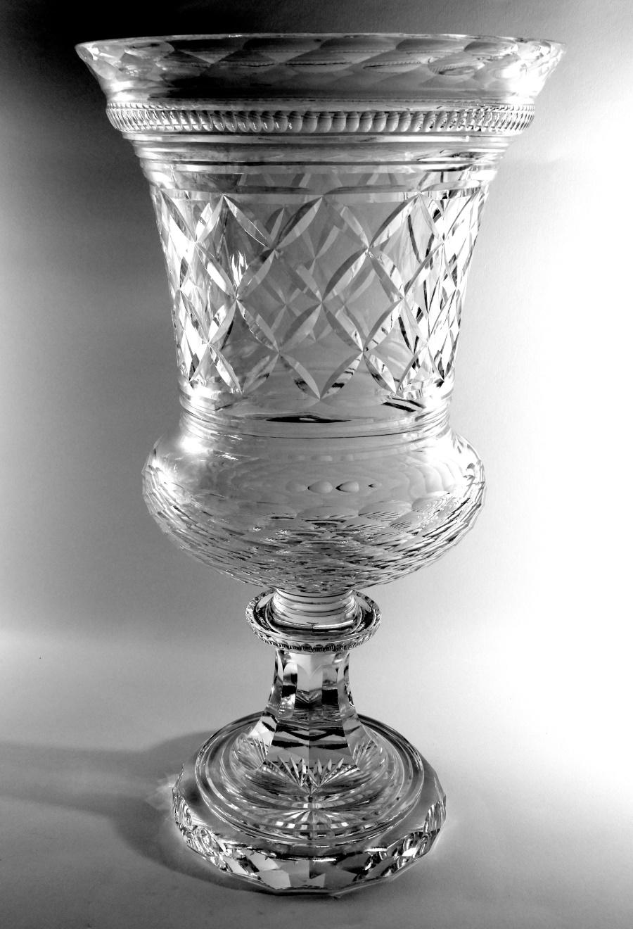 Fait main Vase Medici en cristal italien taillé et rodé de style Florentine Renaissance en vente