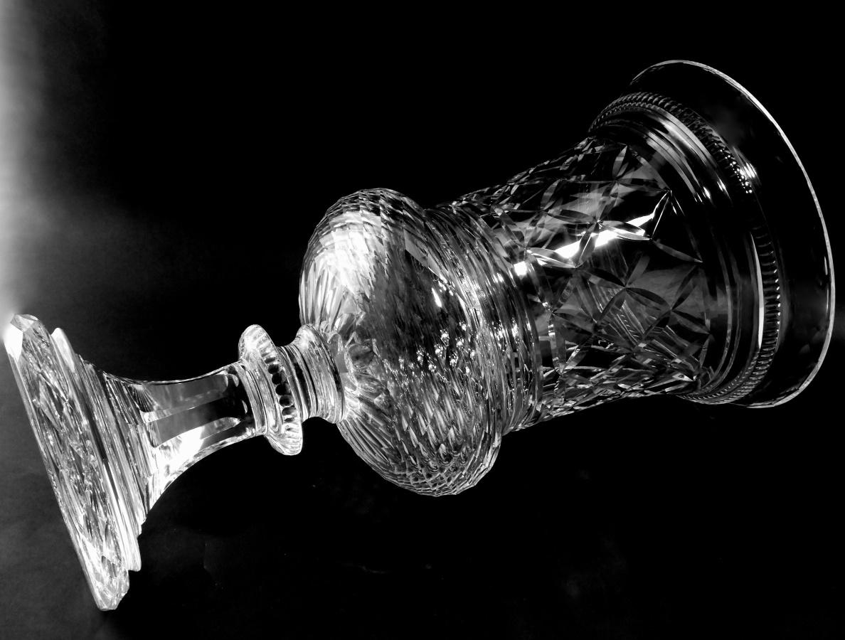 Cristal Vase Medici en cristal italien taillé et rodé de style Florentine Renaissance en vente