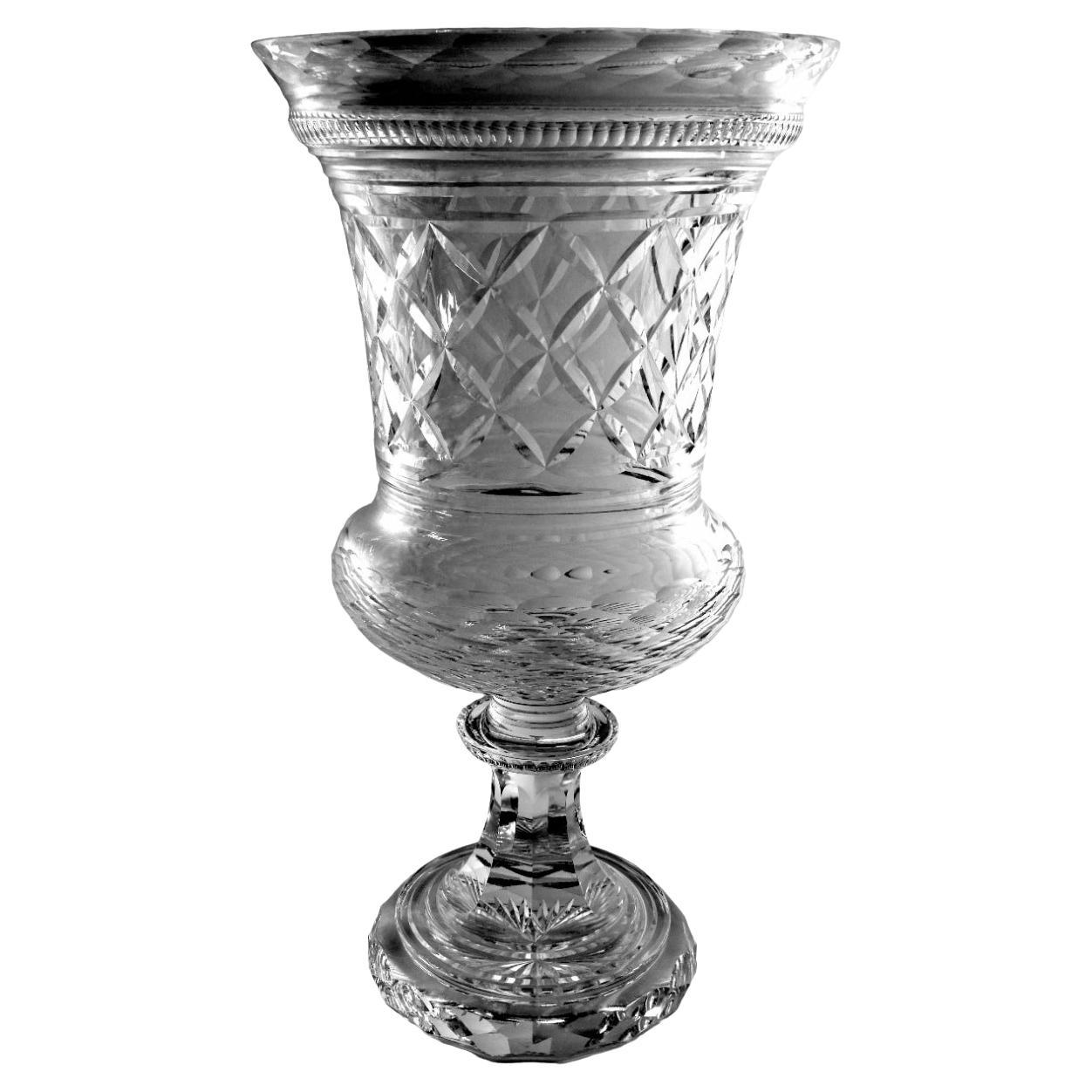 Vase Medici en cristal italien taillé et rodé de style Florentine Renaissance en vente