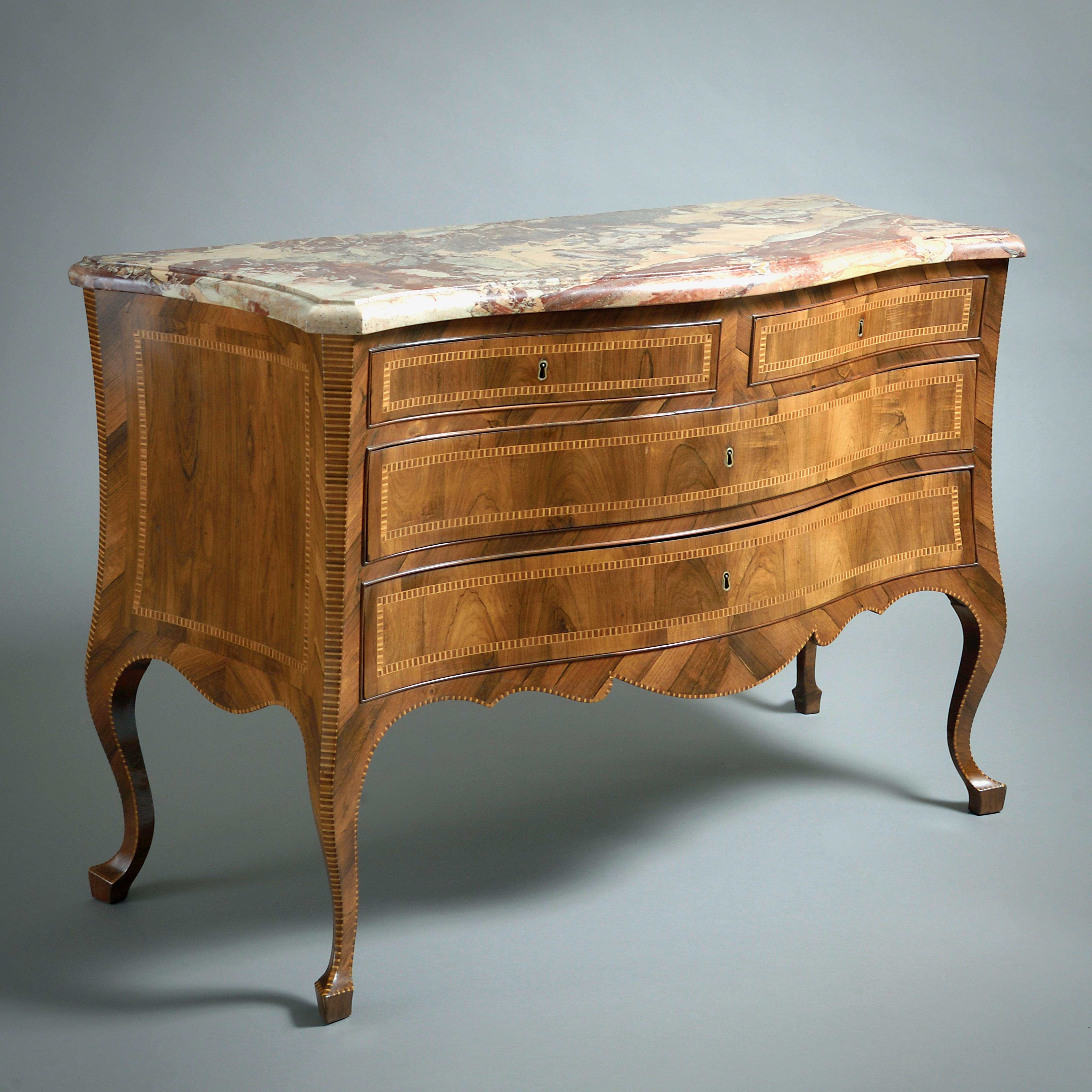 UNA BELLA COMMODE IN LEGNO DI PALISSANDRO FIORENTINO, CIRCA 1780.

Con piano in marmo originale Sarrancolin. Intarsiato dappertutto con fasce a strisce di legno di re e di bosso.