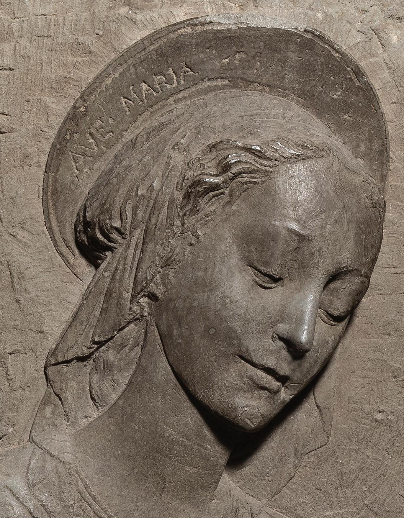 Ende des 15. Jahrhunderts Florentiner Schule Madonna mit Kind Flachrelief – Sculpture von Florentine School of the late 15th century