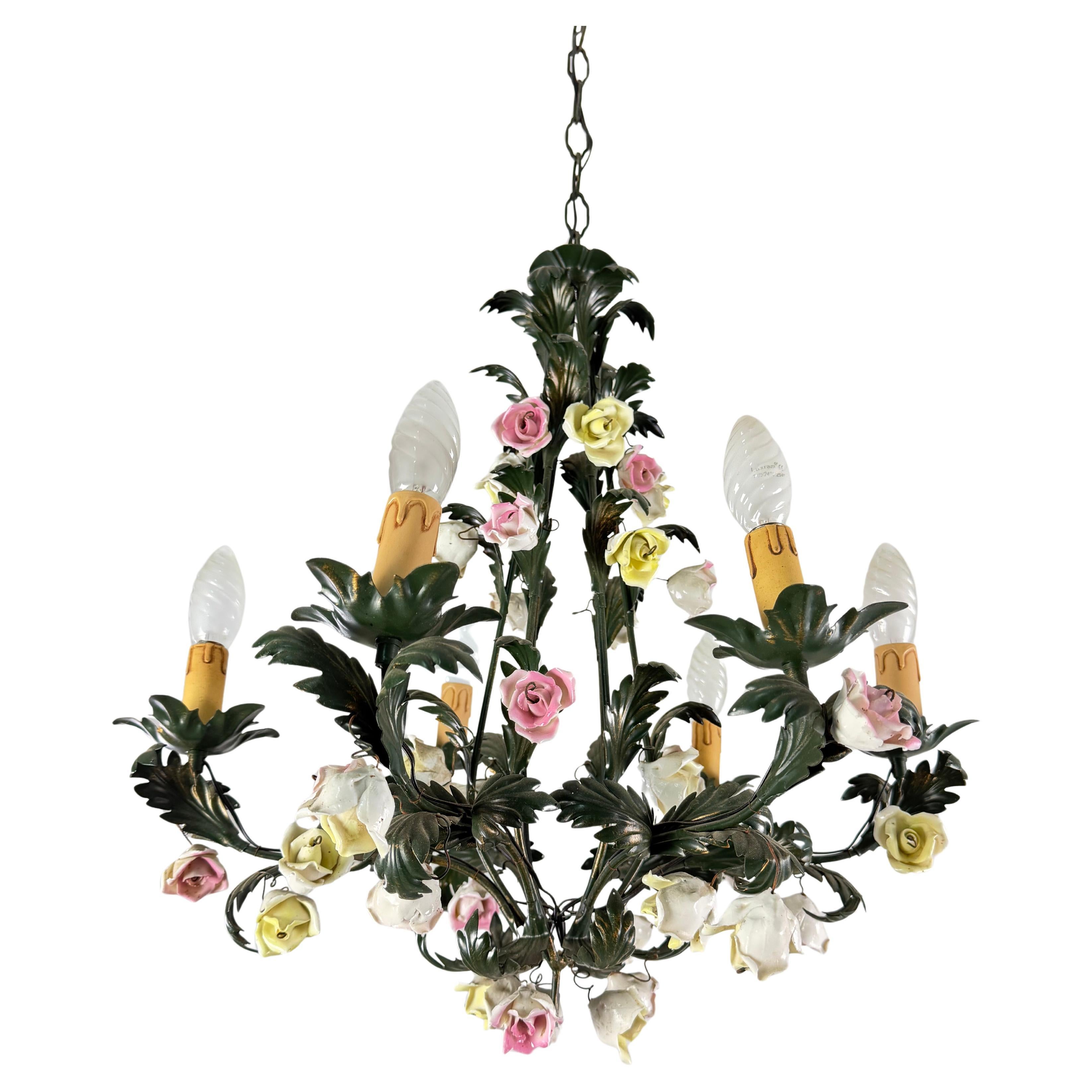 Lampadario a sei luci Florentine in ferro battuto e porcellana, anni 
70 in vendita