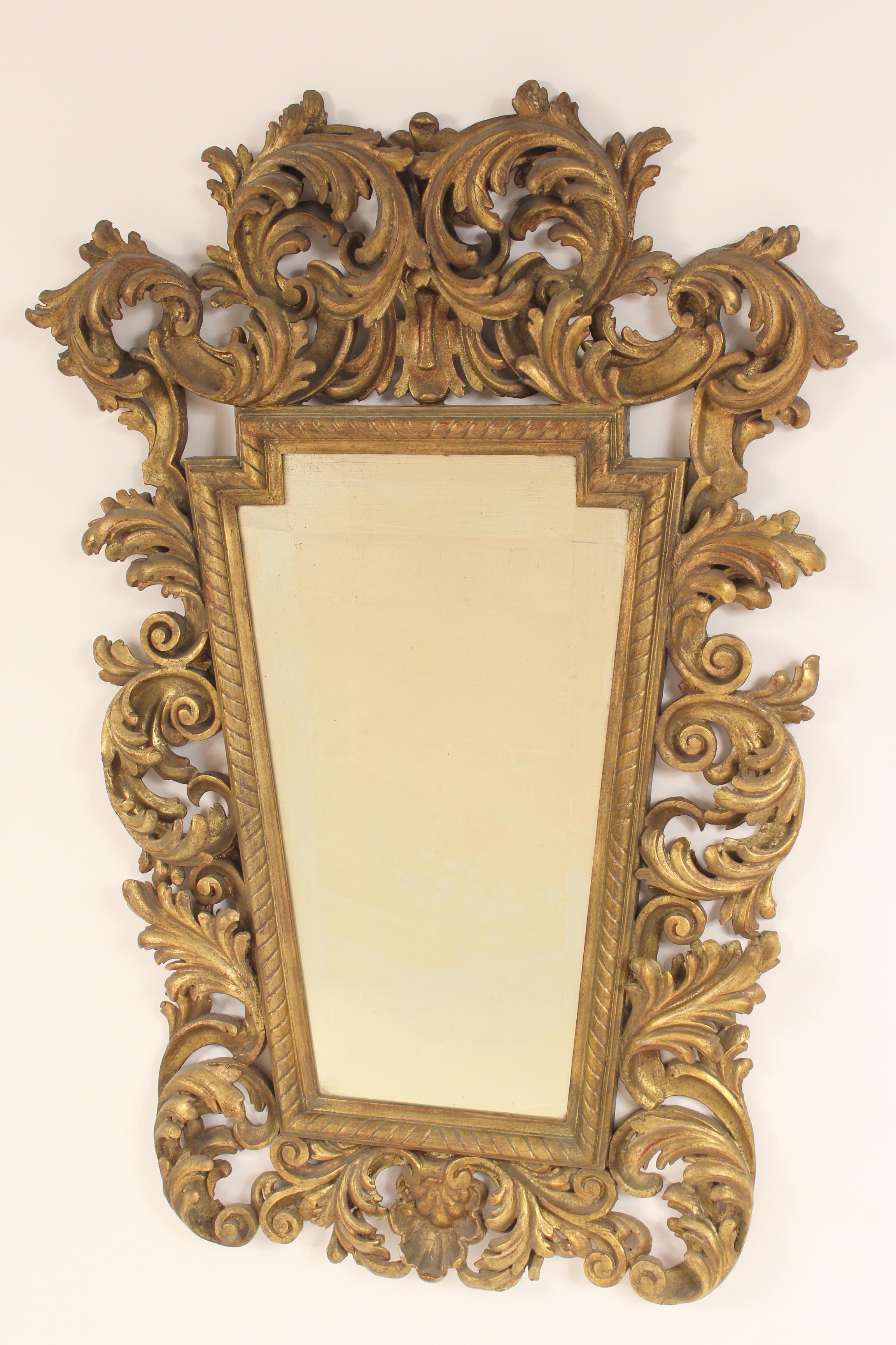 Florentiner Spiegel aus vergoldetem Holz im Florentiner Stil (Barock) im Angebot