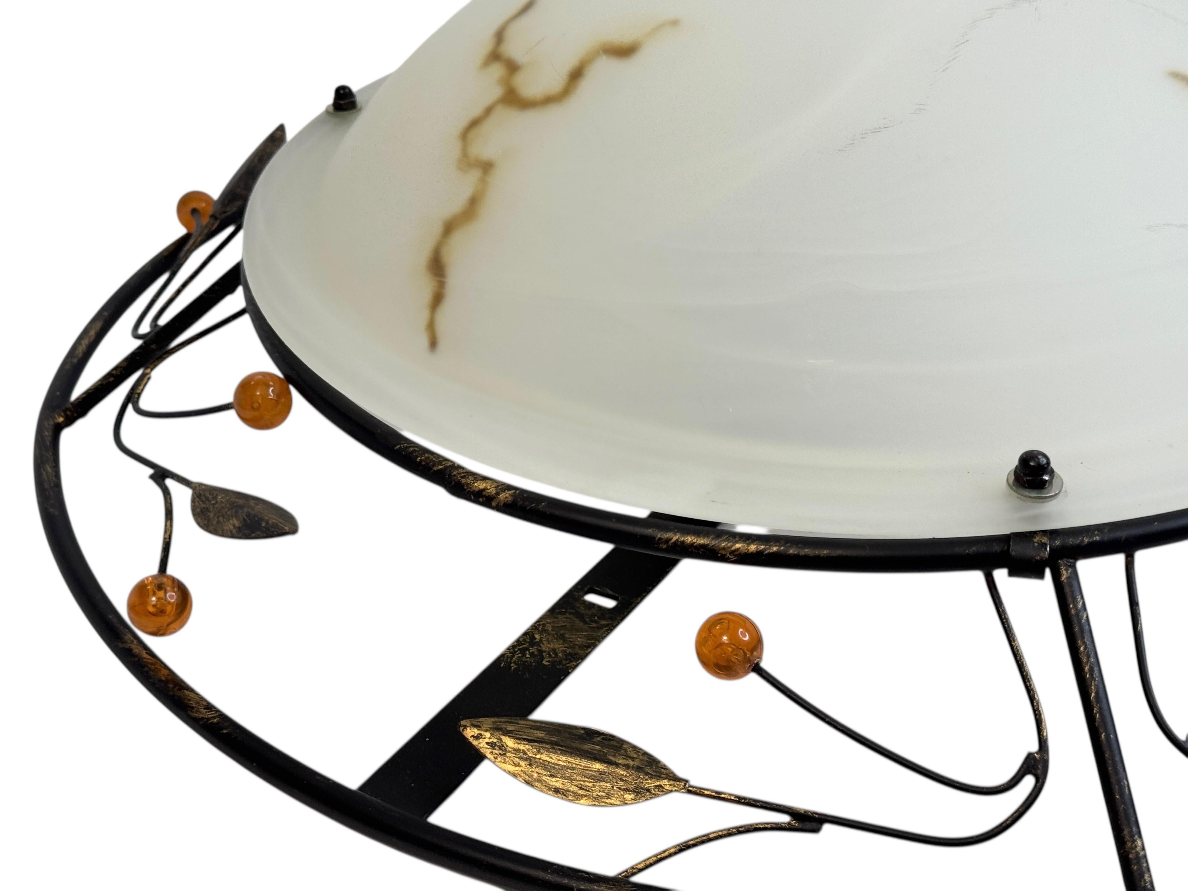 Une magnifique monture encastrée en verre de Murano. Fabriqué par une société autrichienne dans les années 1980. Magnifique verre texturé encastré avec fixation en métal. Le luminaire nécessite deux ampoules européennes E27 / 110 Volt Edison, d'une