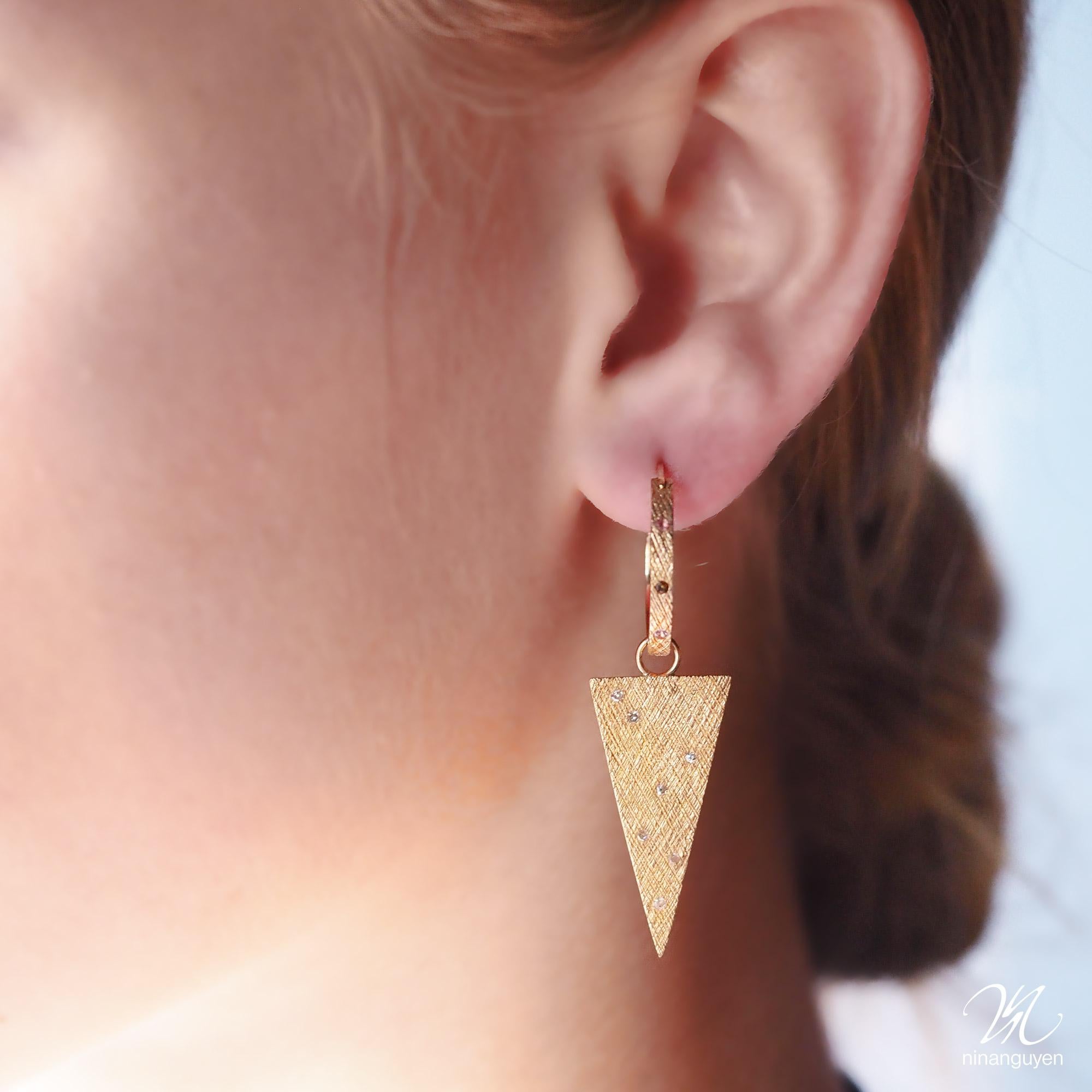 Defined by a hand-hammered crosshatch pattern, sparkling diamonds, and a cool, spiky shape, the Florentine Triangle 15x30mm Gold Jackets add gorgeous shimmer and texture—and a little edge—to your look. And when you mix and match with our other