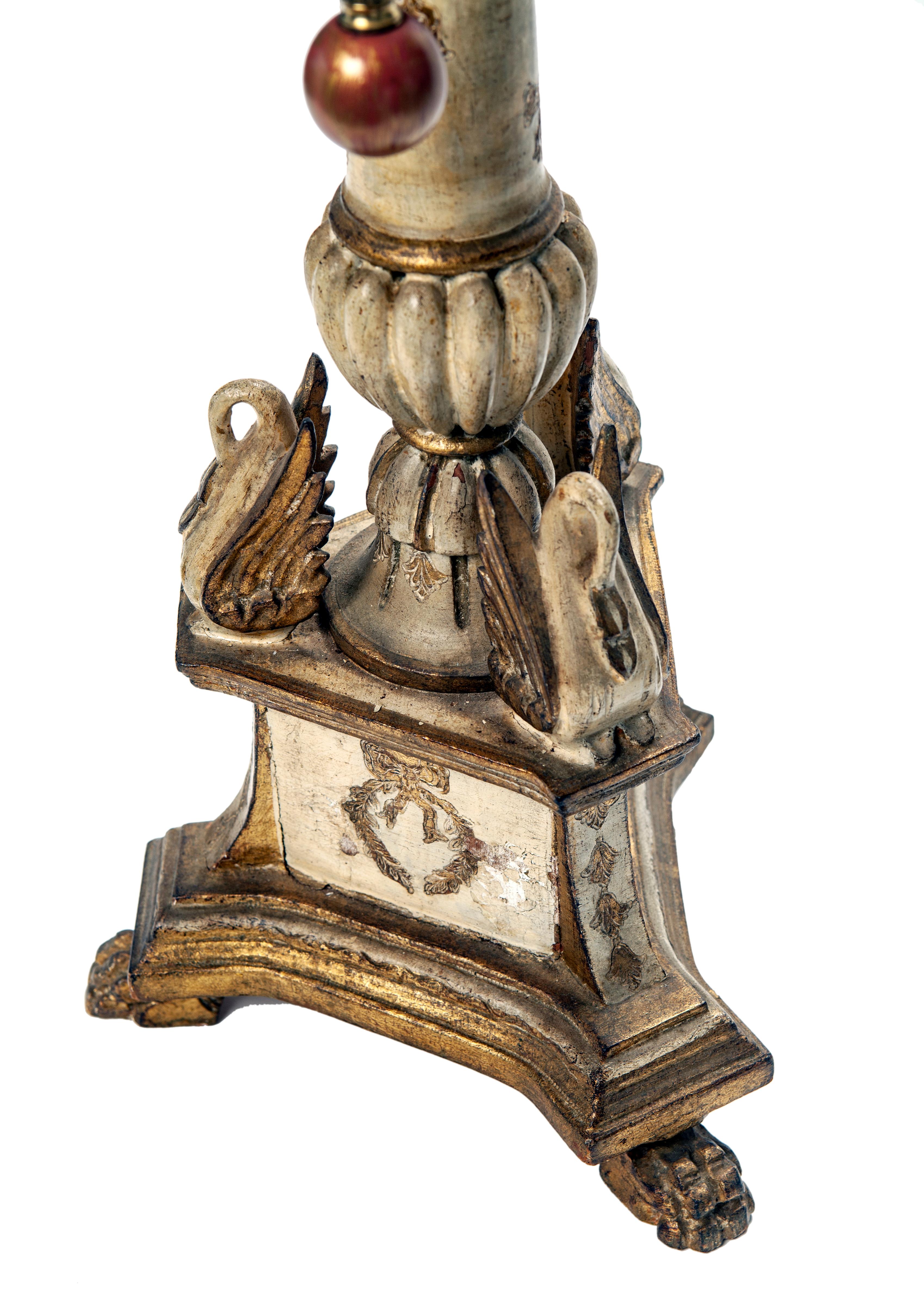 20ième siècle Paire de chandeliers en Wood Wood Florentine en vente