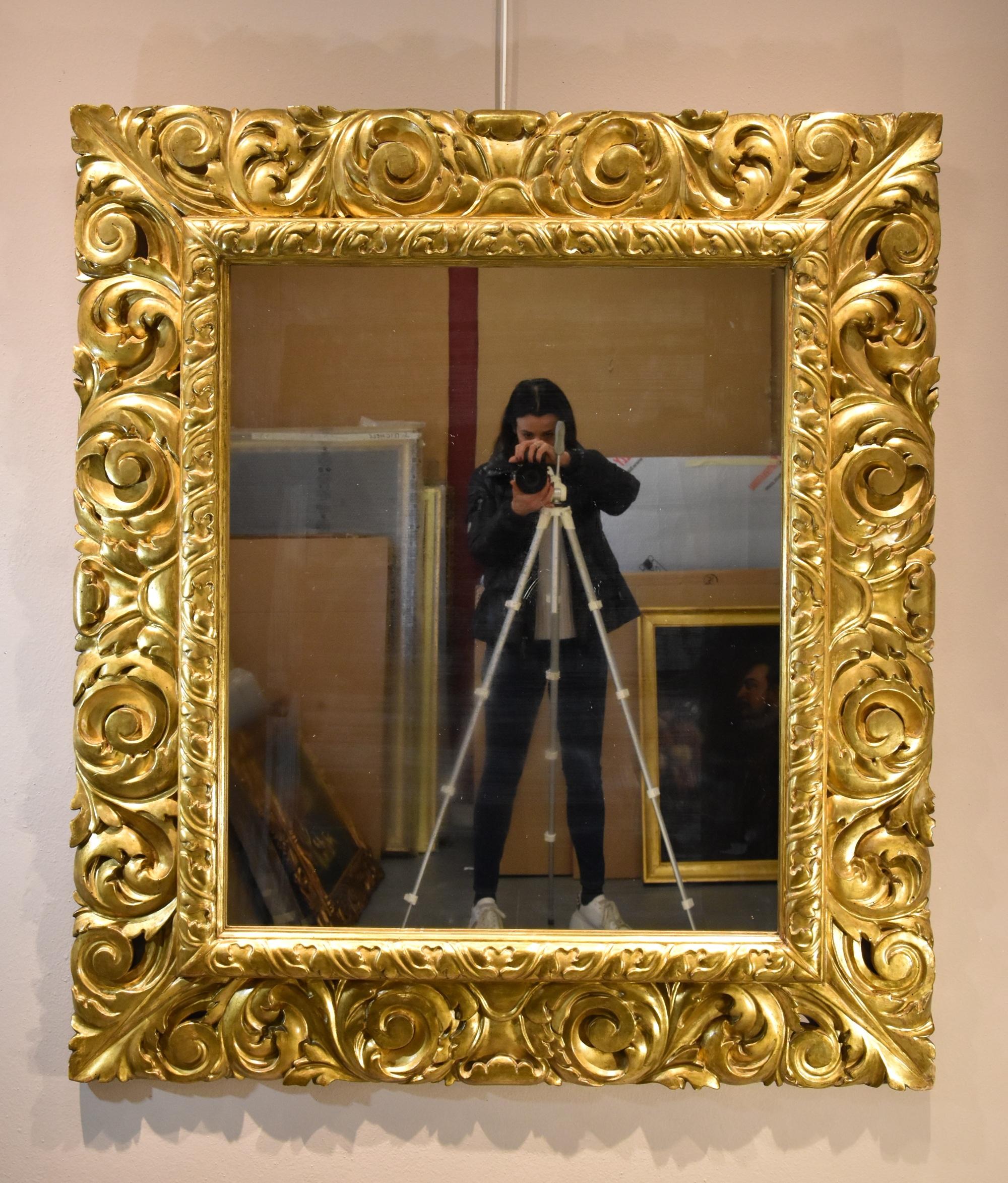 Large Mirror Gold Wood Florentine Woodcarver 18th Century - Baroque Sculpture by Florentine Woodcarver Early 18th Century 