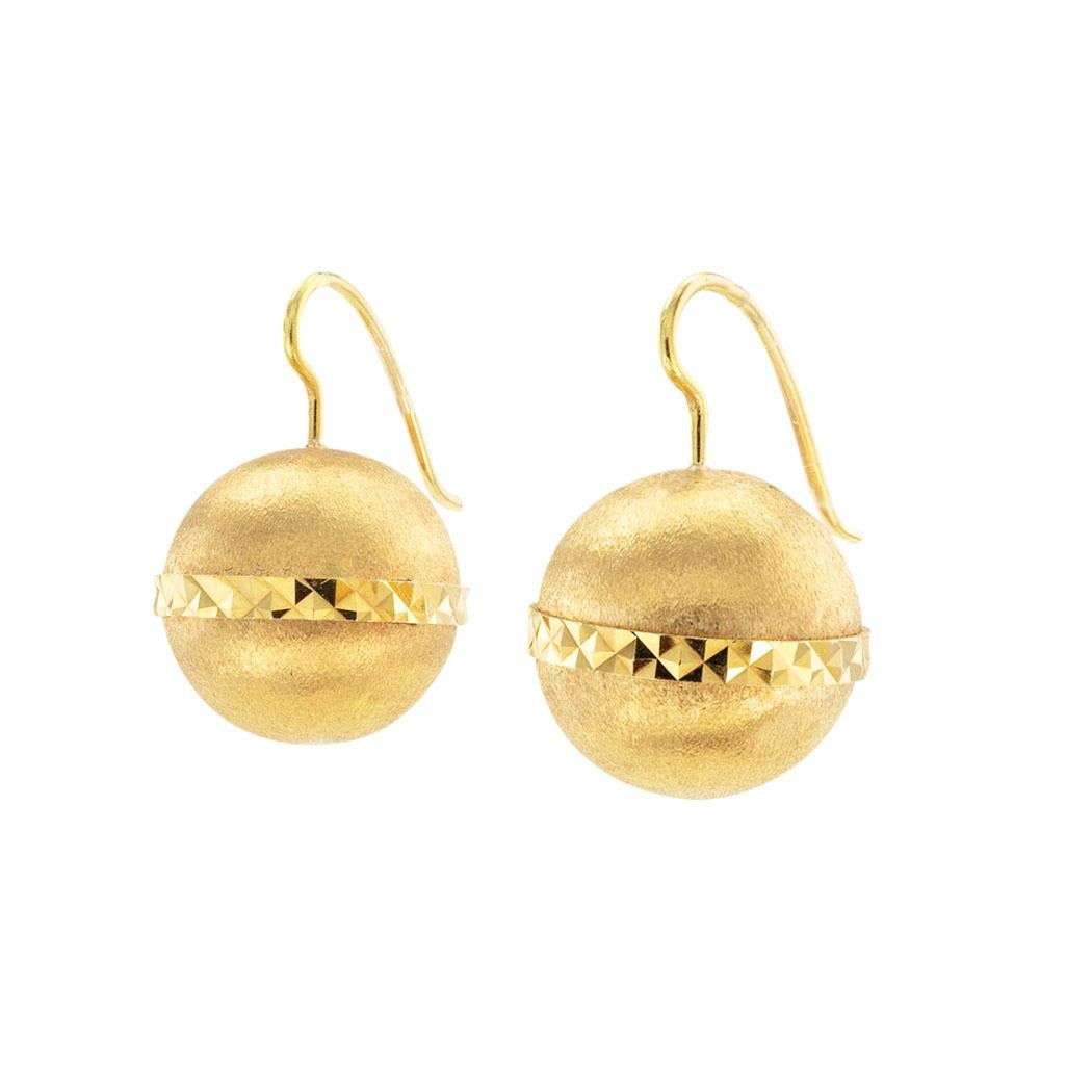 Florentiner Kugelohrringe aus Gelbgold um 1960. Jacob's Diamond & Estate Jewelry.

ÜBER DIESEN ARTIKEL:  #E-DJ126i. Scrollen Sie nach unten für detaillierte Spezifikationen.  Das Design besteht aus großen Kugeln, die am Äquator mit einem
