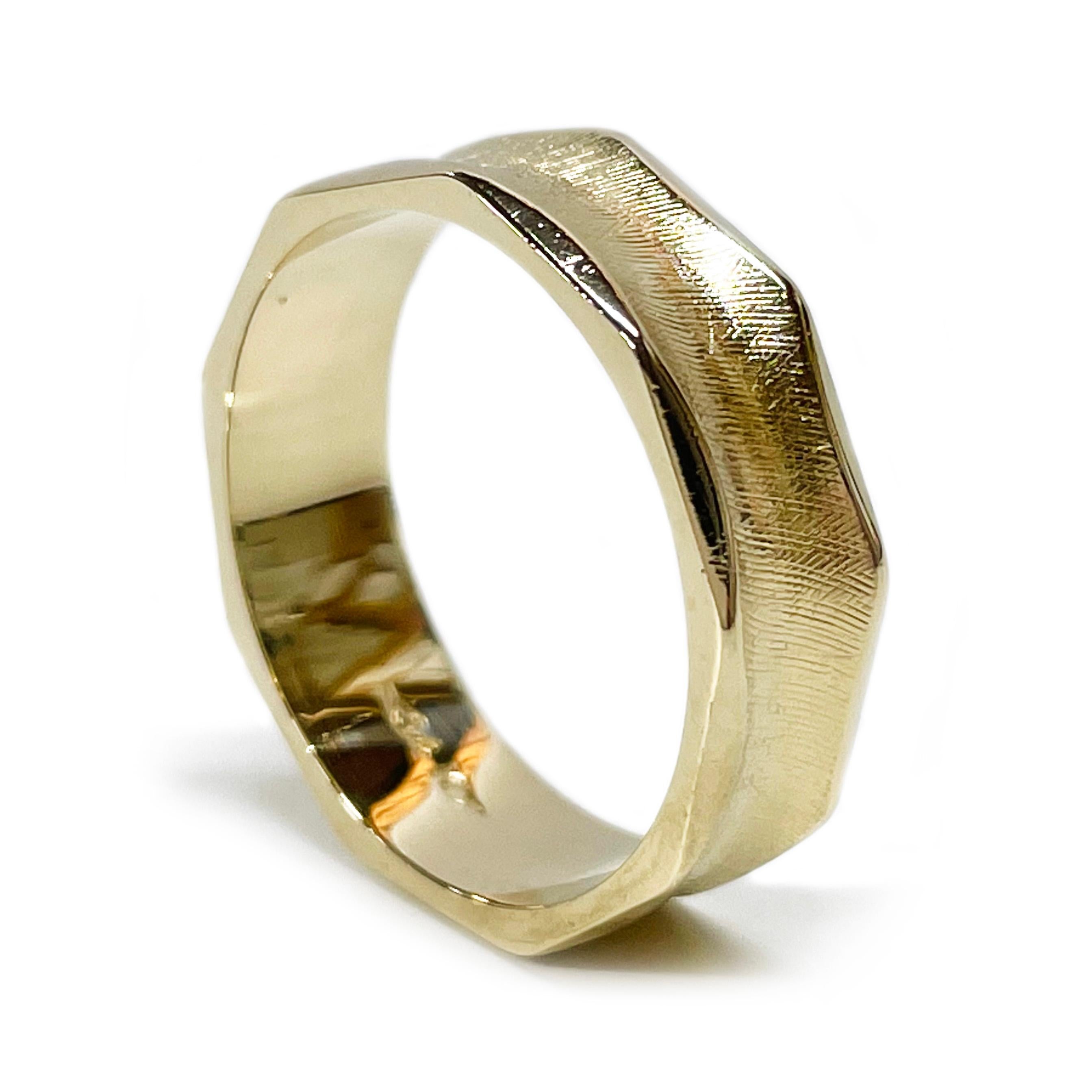 14 Karat Gelbgold Hochzeit Band. Der Ring ist konkav mit einem Florentiner Finish in der Mitte und glänzenden, geschwungenen Akzenten am Rand.  Auf der Innenseite des 6 mm breiten Bandes ist 14K eingestanzt. Die Ringgröße ist 9 1/4. Der Ring hat ein
