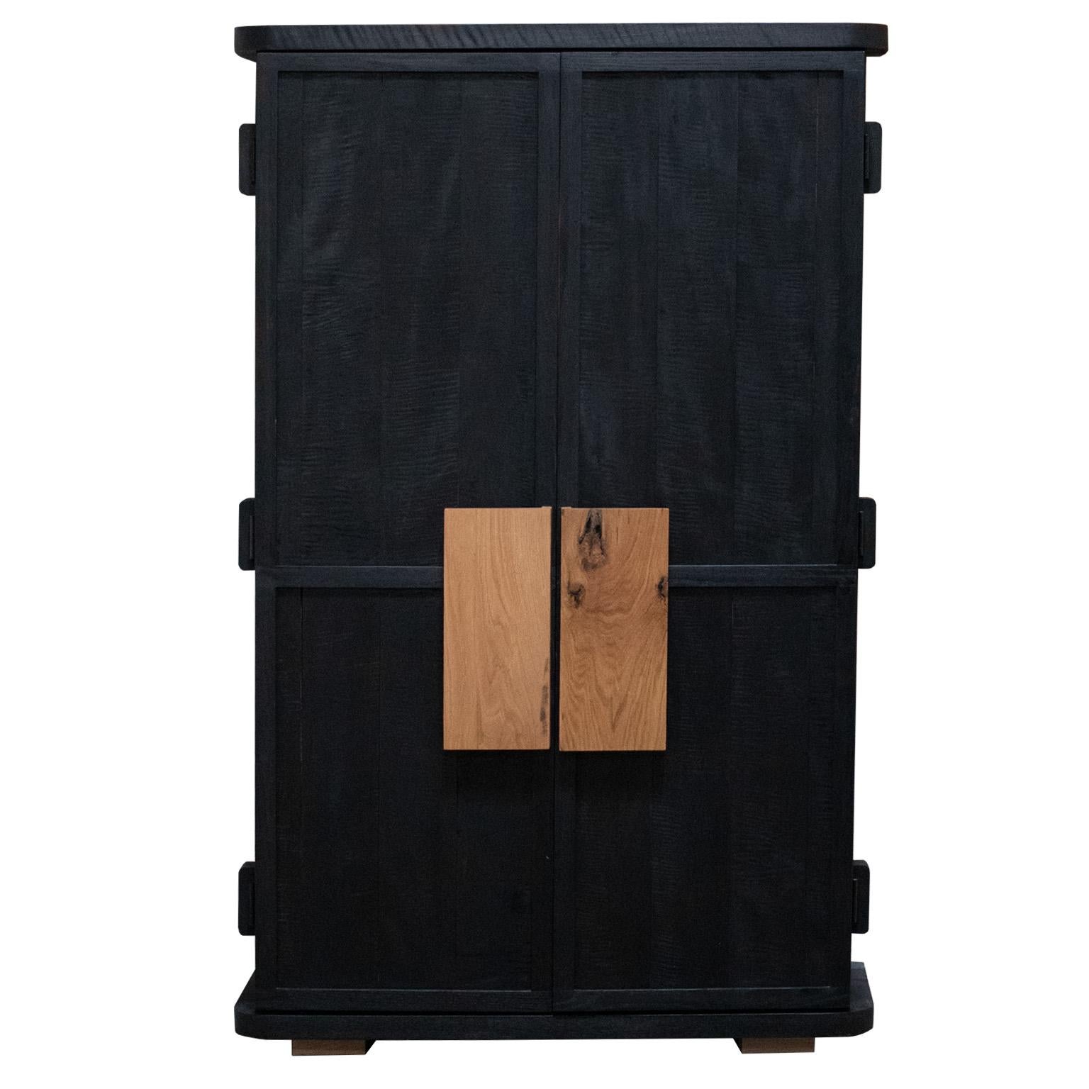 Élevez votre espace avec le luxueux meuble Florentino Black. Fabriquée de manière experte à partir de bois d'érable figuré, de chêne blanc et de noyer de première qualité, cette armoire fabriquée à la main est un meuble époustouflant qui captivera