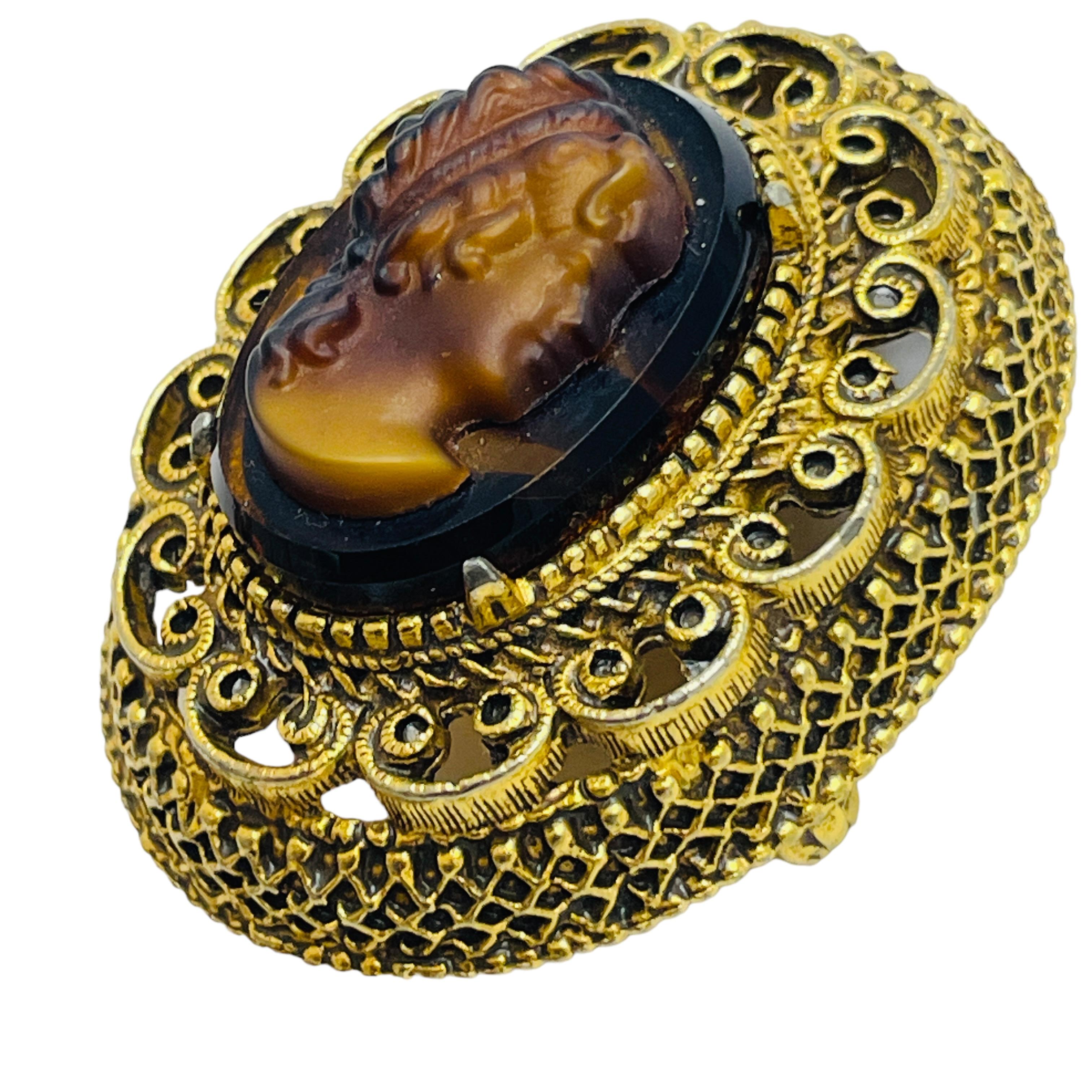 DETAILS

• signed FLORENZA  

• gold tone with glass

• vintage designer brooch

MEASUREMENTS  

• 

CONDITION

•  very good vintage condition with minimal signs of wear 

 Sku 46

❤️❤️  VINTAGE DESIGNER JEWELRY ❤️❤️

❤️❤️  ALEXANDER’S BOUTIQUE  ❤️❤️