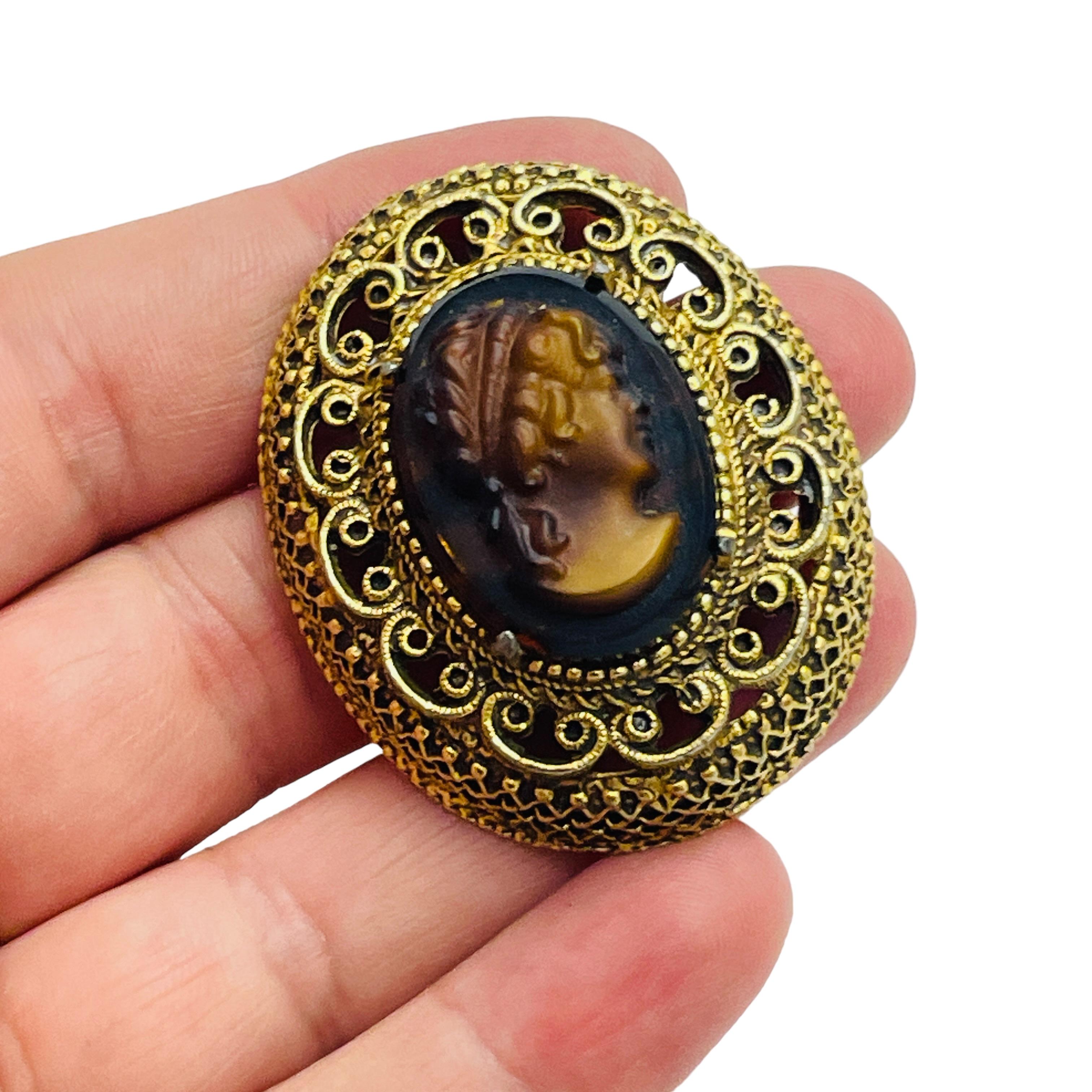 Women's FLORENZA signed vintage gold cameo designer brooch For Sale