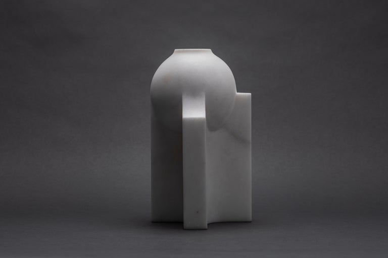 Florero Bola Galeana vase by Jorge Diego Etienne
Limited Edition of 10 + 1 AP
Dimensions: D 15 x W 15 x H 24.2 cm
Material: alabaster

Galeana is a collection of 6 objects designed by Jorge Diego Etienne and sculpted in alabaster by the Master