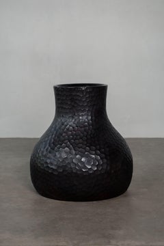 Flores Schwarze Vase aus gehämmertem Suarholz mit Patina von Mary Verspoor