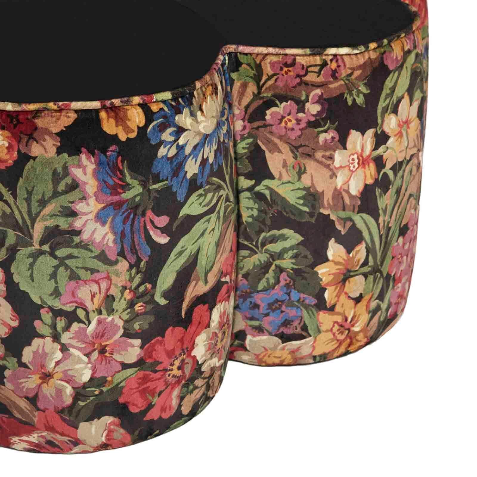 Abbraccia il potere del fiore con FLOWER POWER. Questo poggiapiedi a forma di fiore, realizzato in velluto britannico con stampa FLORESCENCE, darà un tocco hippie-chic anni '70 alla tua casa. Realizzati dai migliori produttori di mobili del paese, i