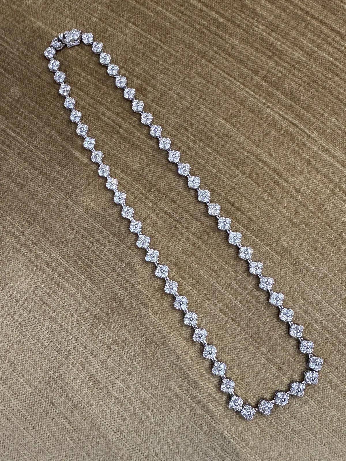 Floret Cluster Diamant Choker Halskette 10,34 Karat Gesamtgewicht in Platin

Diamanten-Cluster-Halskette mit Clustern aus 4 runden Brillanten, die in einer einzigen Reihe in Platin gefasst sind.

Das Gesamtgewicht der Diamanten beträgt 10,34