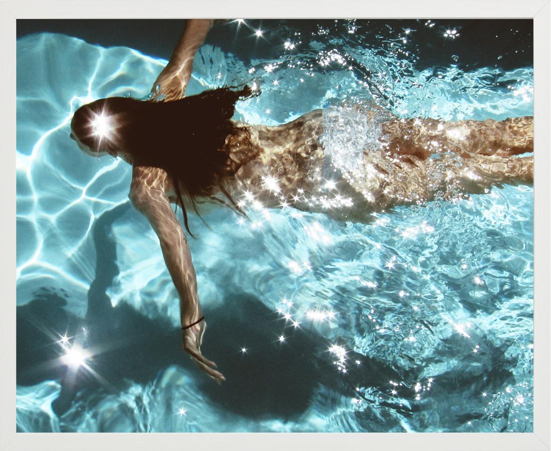 La Piscina, Capri - Naked woman in pool swimming underwater - Contemporary Photograph by Florian Innerkofler