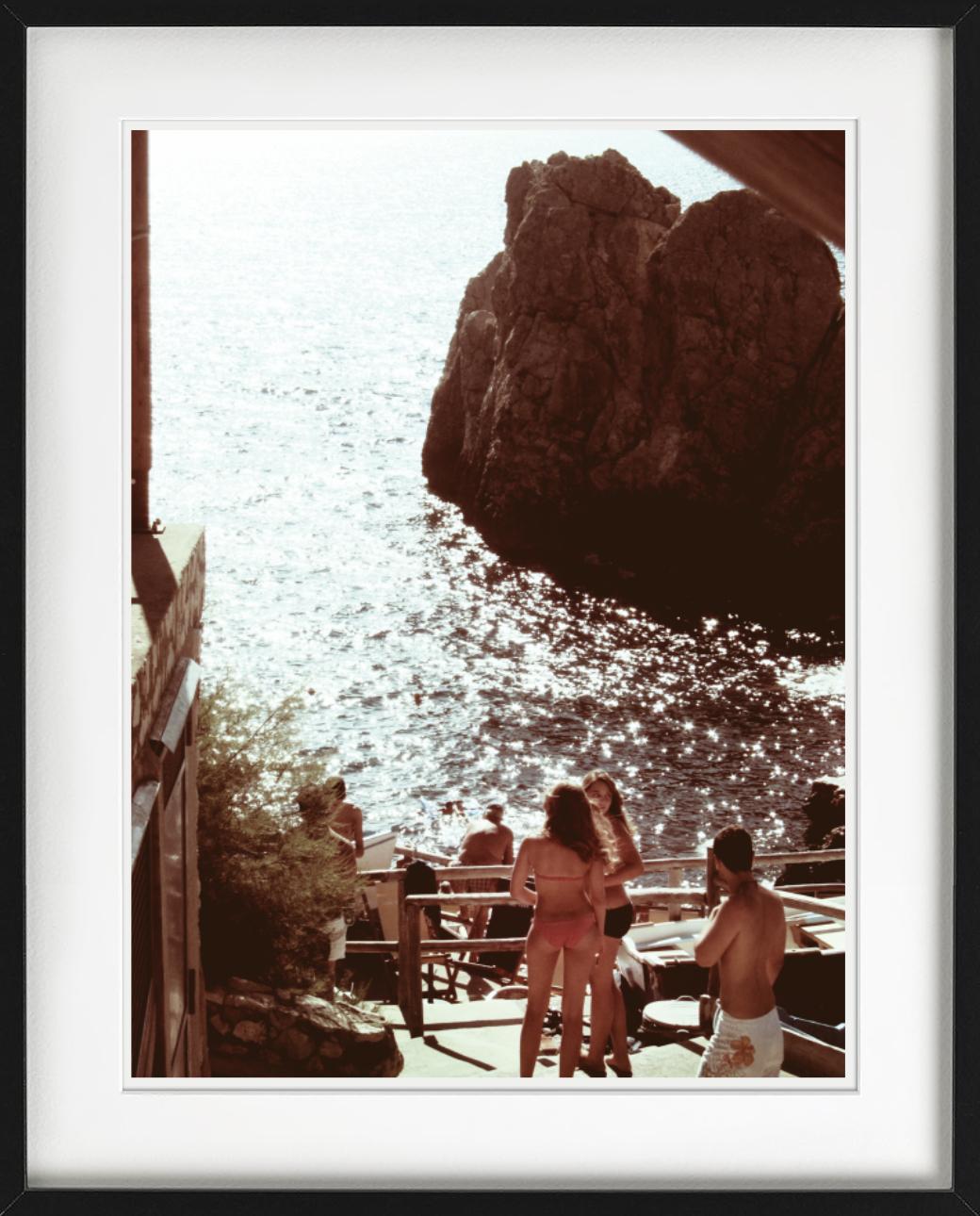 Ragazze, Capri Italien – Meeresansicht mit Menschen, Kunstfotografie, 2011 (Zeitgenössisch), Photograph, von Florian Innerkofler