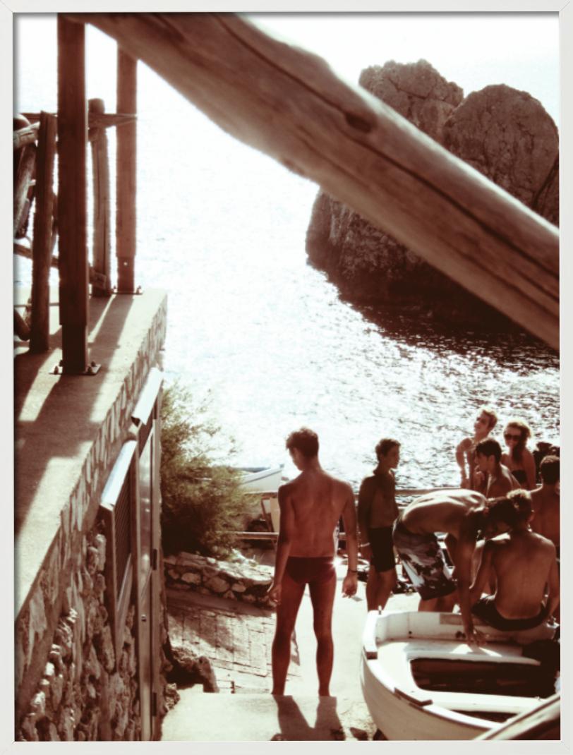 Ragazzo, Capri, Italie - Vue d'océan avec personnes, photographie d'art, 2011 - Marron Color Photograph par Florian Innerkofler