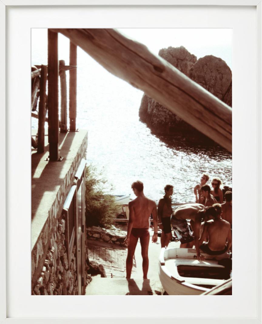 Belle vue sur l'océan avec le soleil se reflétant sur les vagues douces et les gens se tenant sur la plage, photographiée par Florian Innerkofler en 2011.

Tous les tirages sont en édition limitée. Disponible en plusieurs tailles. Encadrement haut
