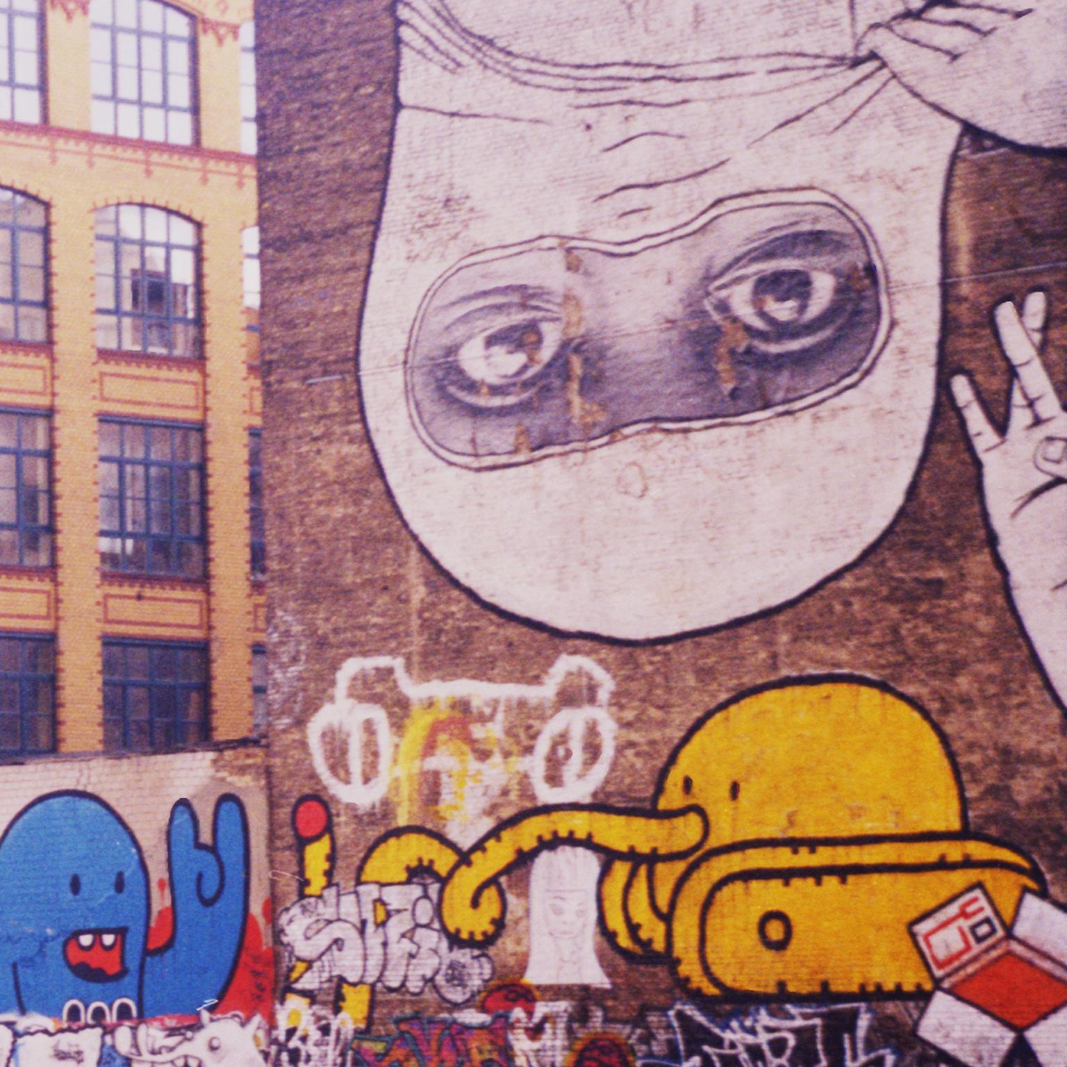 Ein Stück Backflash - Stücke von Berlin (Grau), Color Photograph, von Florian Reischauer
