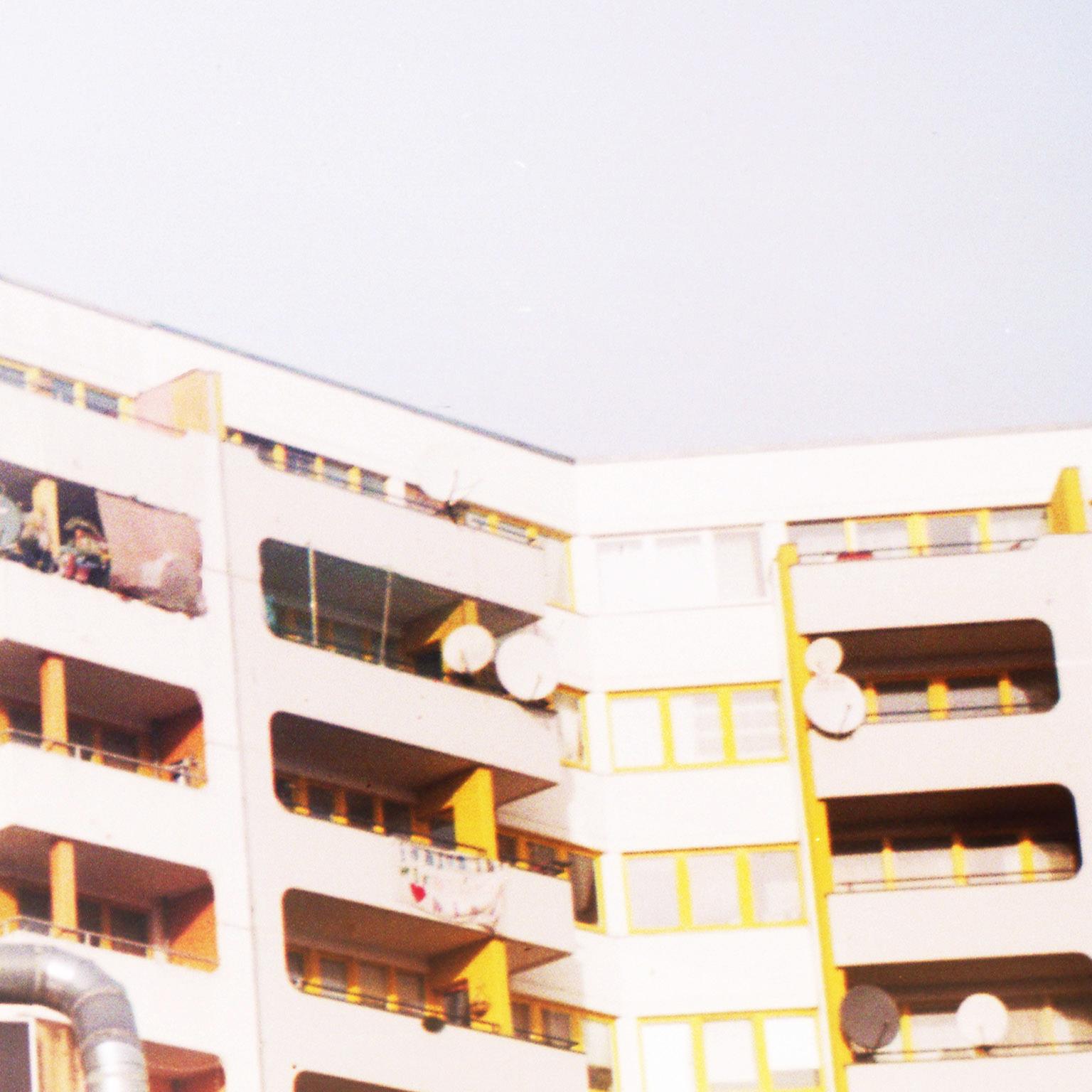 un morceau de Casino - Morceaux de Berlin - Beige Color Photograph par Florian Reischauer