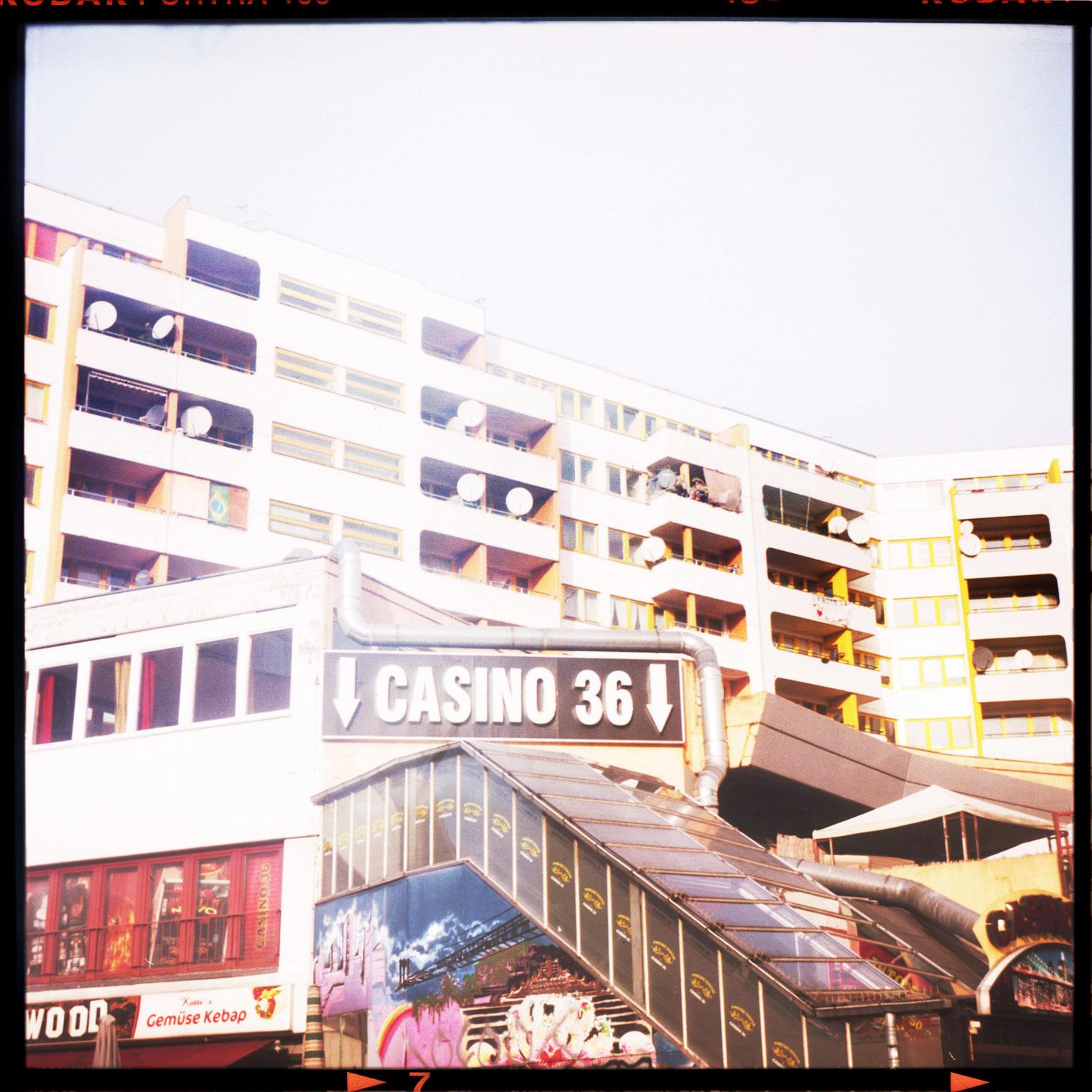 Florian Reischauer Color Photograph – Ein Stück Casino – Stücke von Berlin