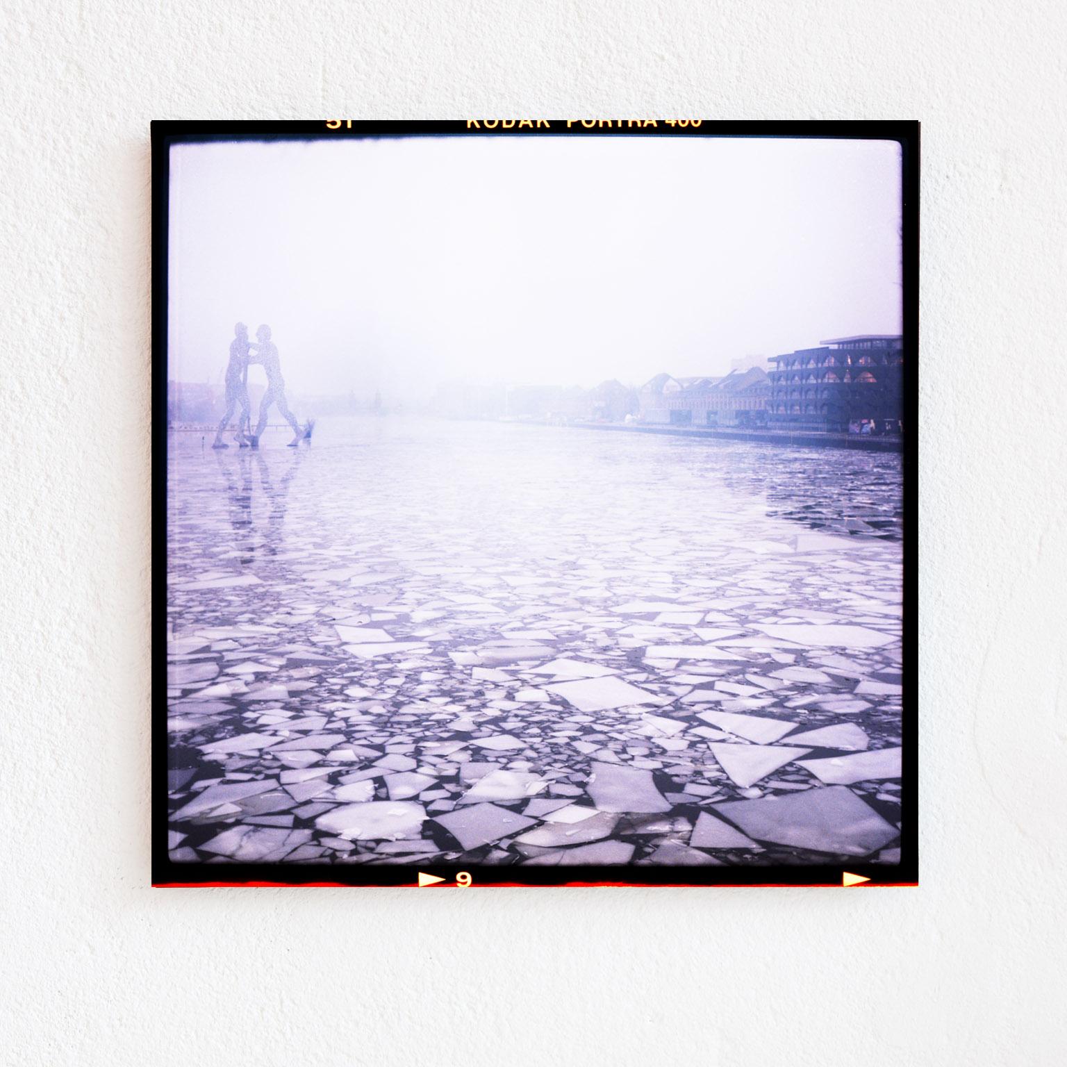 ein Stück endloser Trümmer - Pieces of Berlin – Photograph von Florian Reischauer