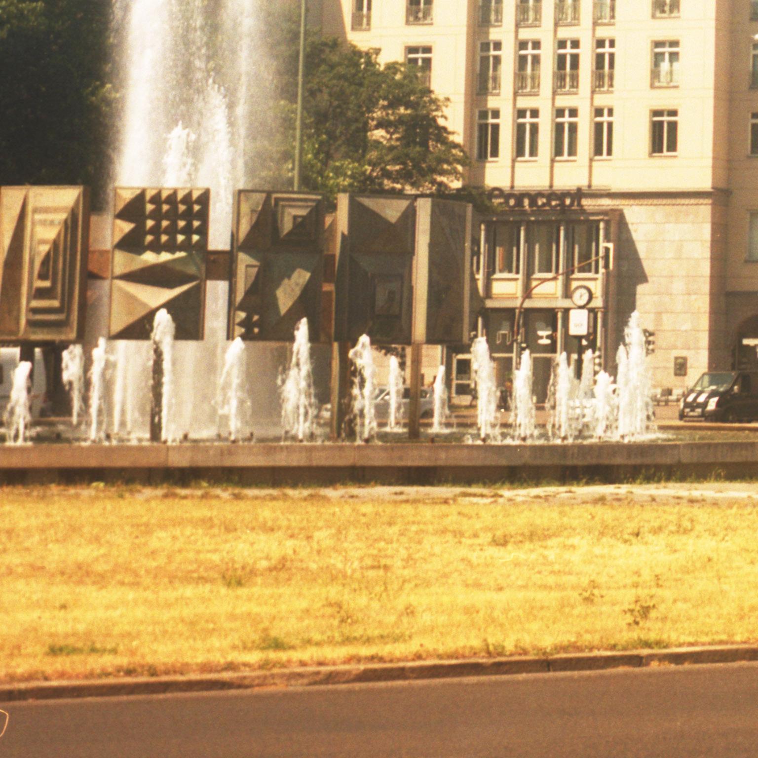 a Piece of Glory III - Pieces of Berlin - Contemporary Photograph by Florian Reischauer