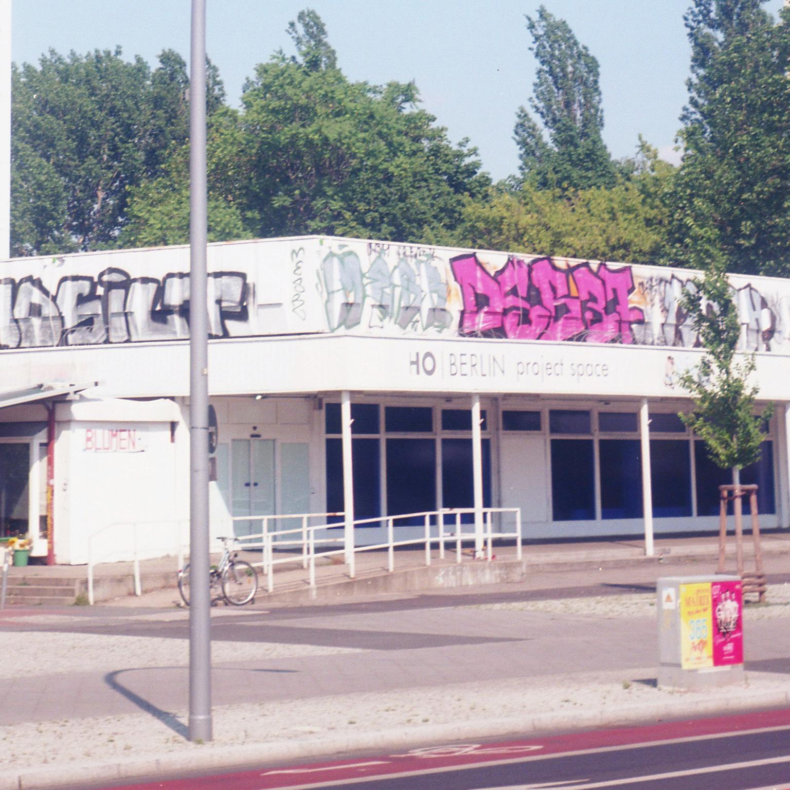 Ein Stück Markthalle – Stücke von Berlin (Violett), Landscape Photograph, von Florian Reischauer