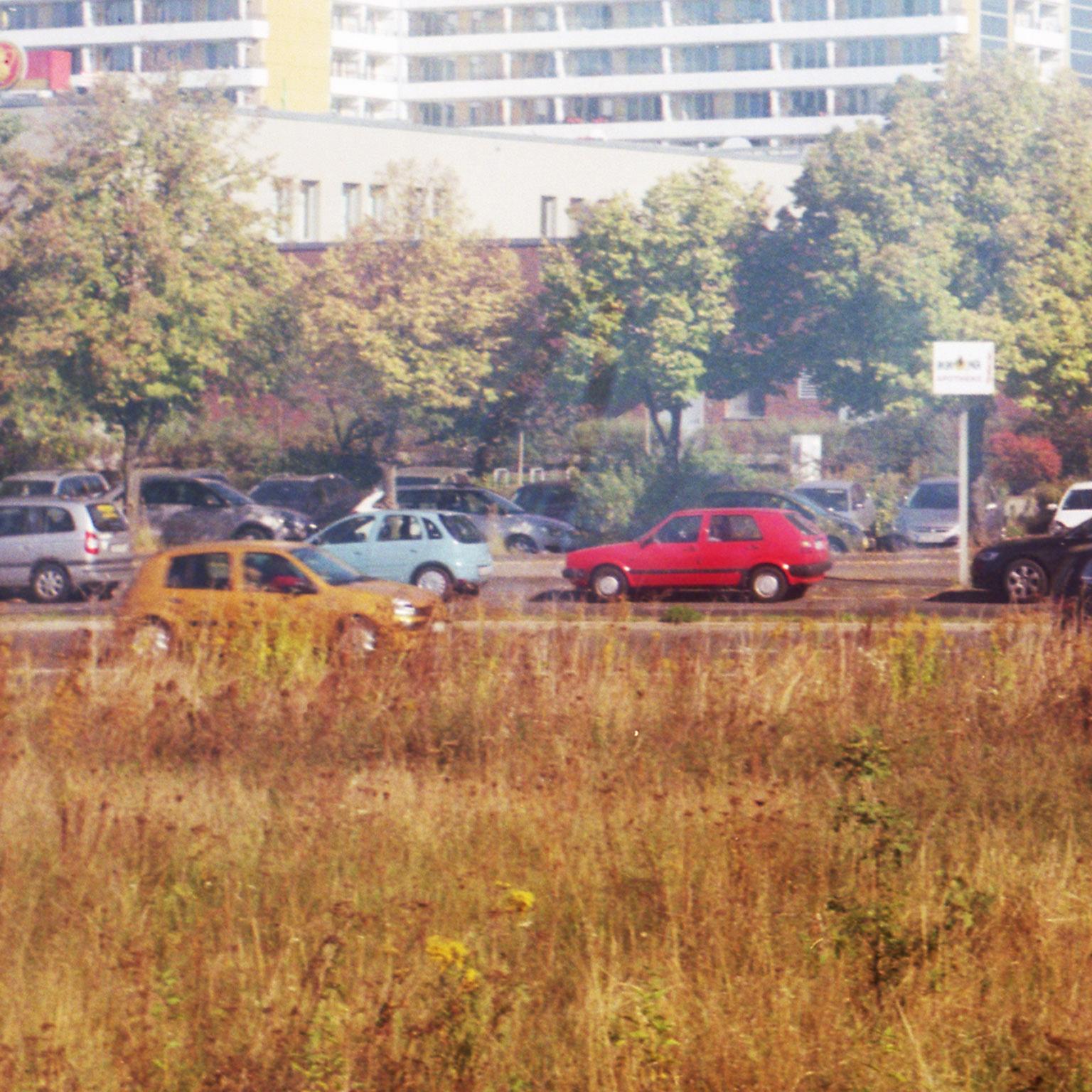ein Stück Sightseeing XI - Pieces of Berlin (Grau), Color Photograph, von Florian Reischauer