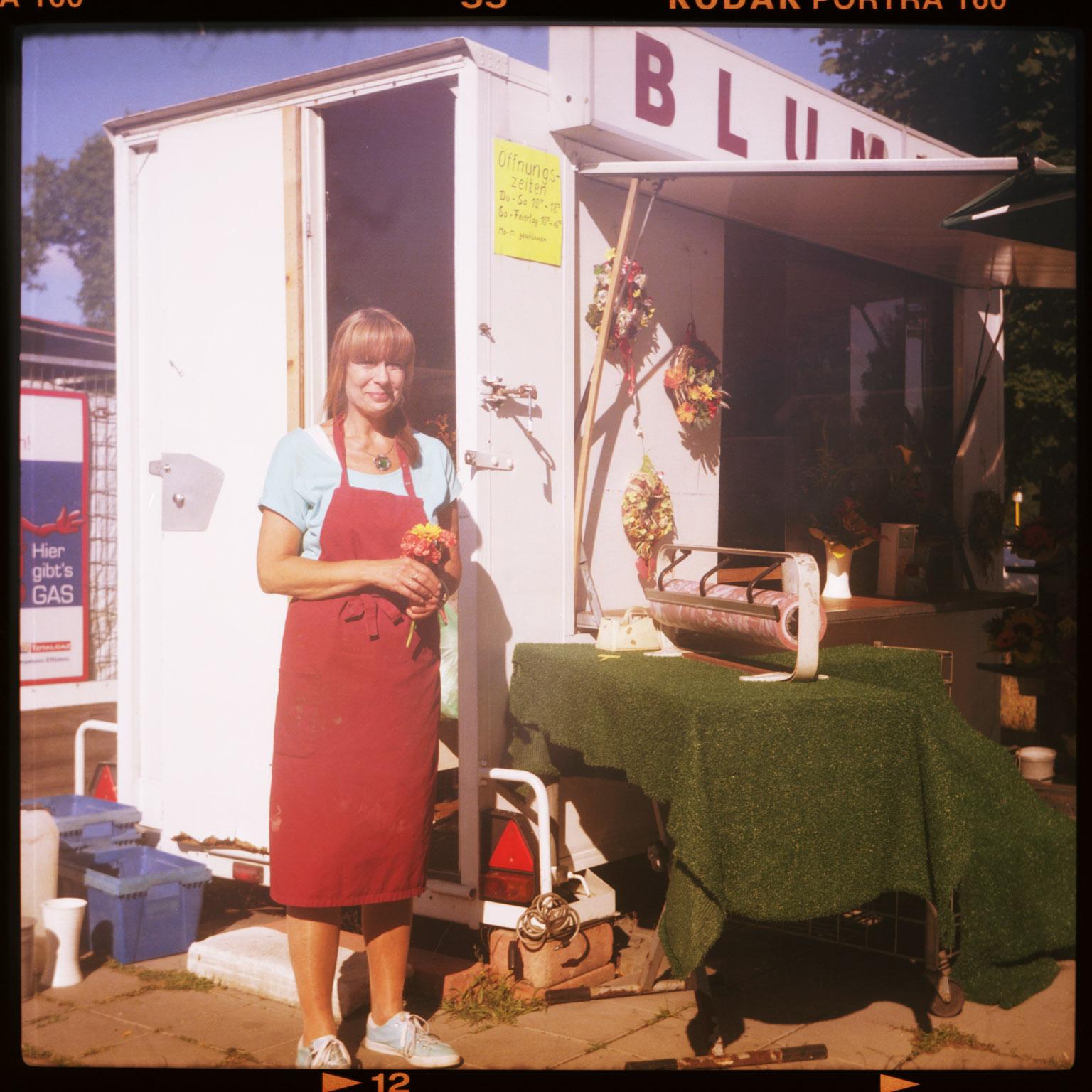 Color Photograph de Florian Reischauer - Yvonne - Trozos de Berlín