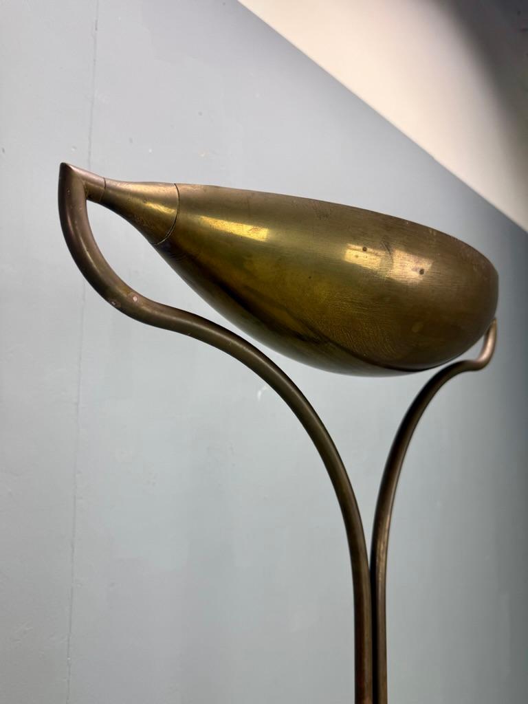 Florian Schultz, impresionante lámpara de pie artesanal. Esta hermosa lámpara de pie patinada tiene una pesada base de pizarra en la que se cuelga la varilla de latón de la lámpara. La forma orgánica y fluida de esta lámpara se asemeja a una