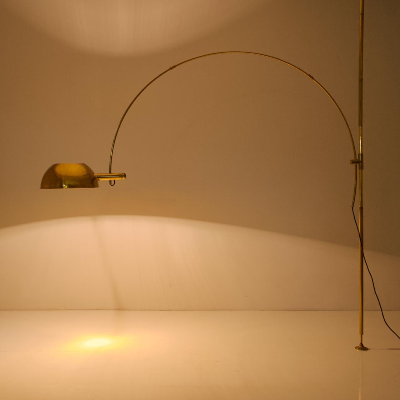 Large height-adjustable brass arc lamp by Florian Schulz, Germany 1970s.
The lamp is fixed by means of floor ceilings clamps. The arm is swivelling and height adjustable,
Measures: The lamp can be mounted up to a ceiling height of 355 cm or