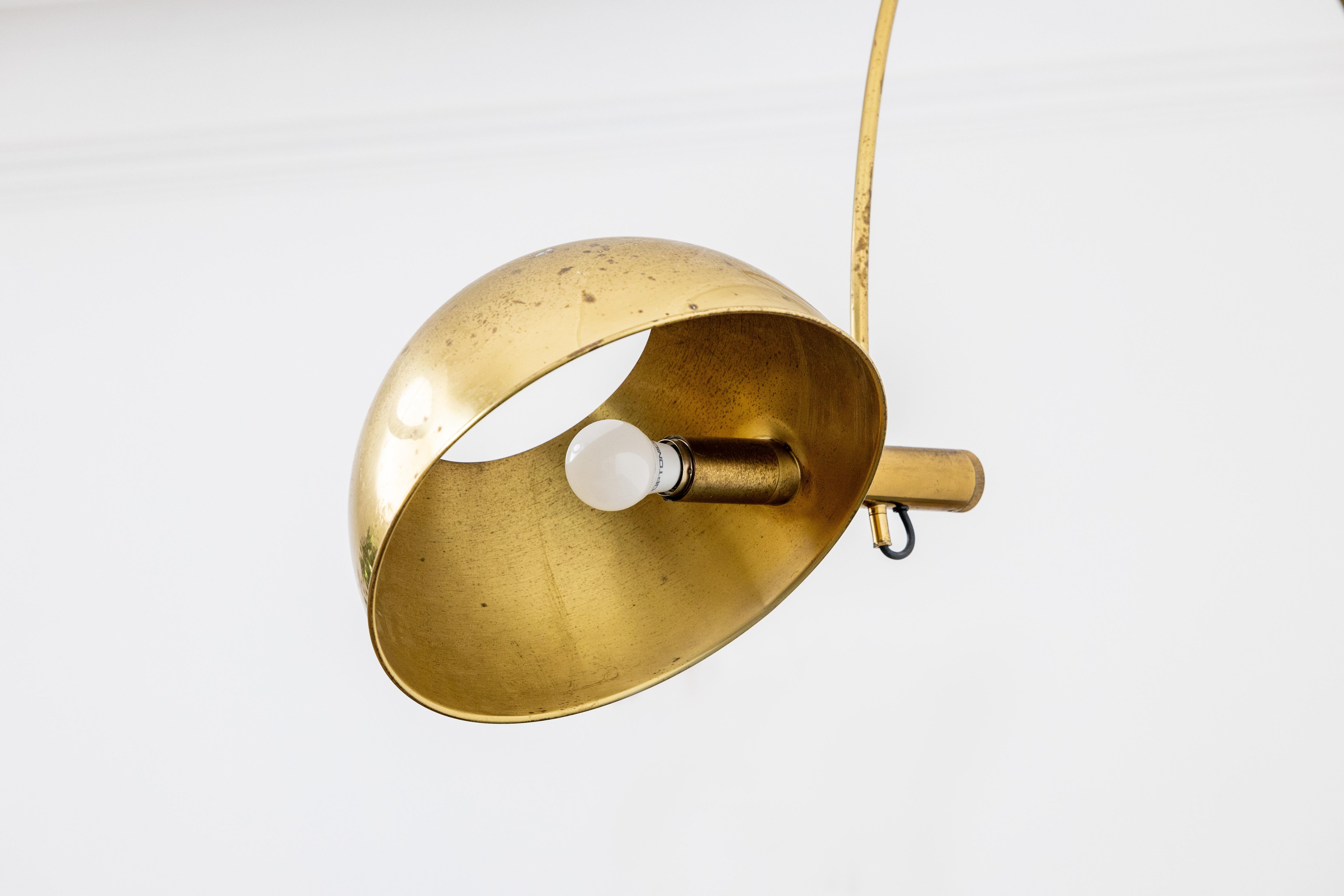 Lampada da terra ad arco regolabile in ottone di Florian Schulz, Germania in vendita 2