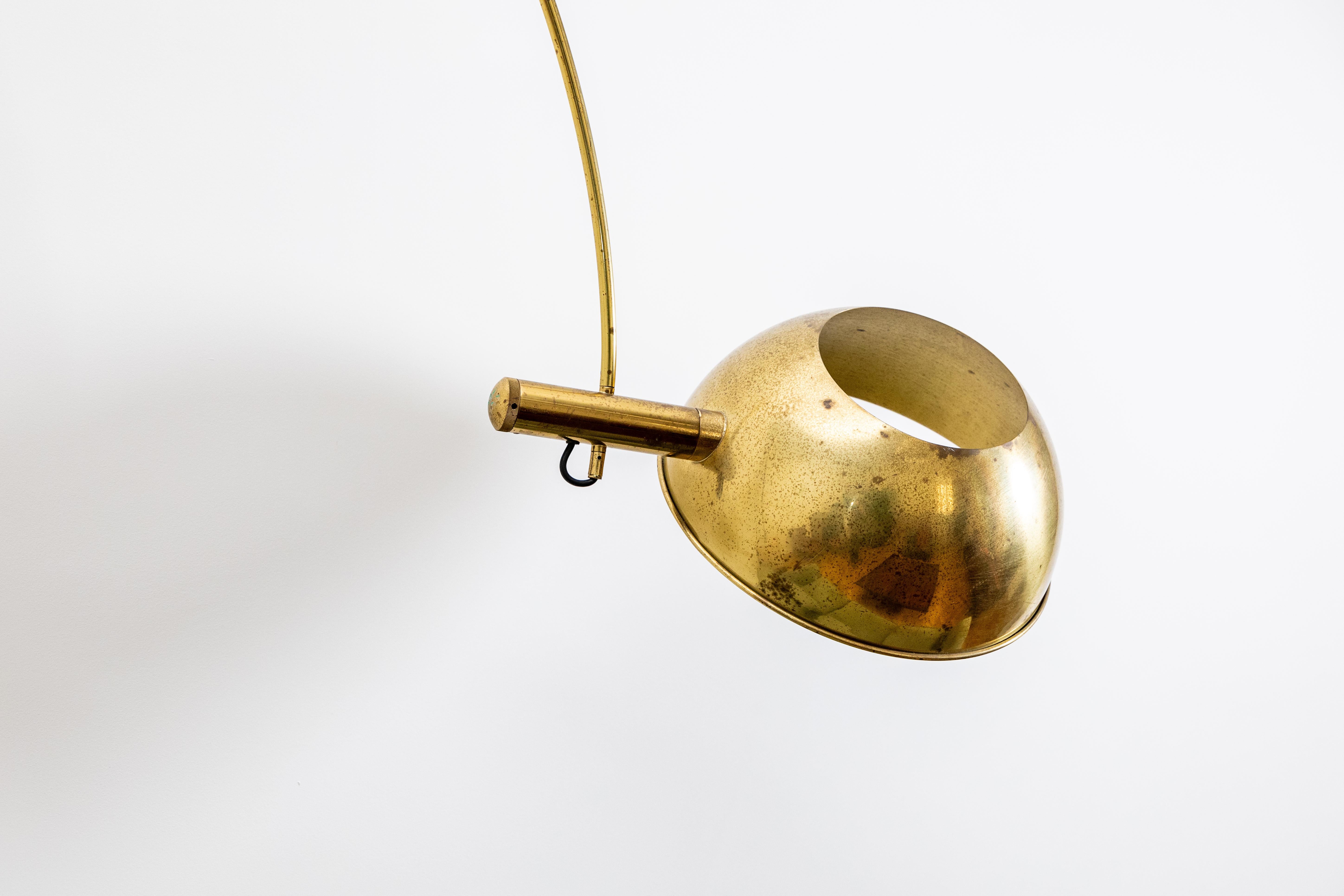 Lampada da terra ad arco regolabile in ottone di Florian Schulz, Germania in vendita 3