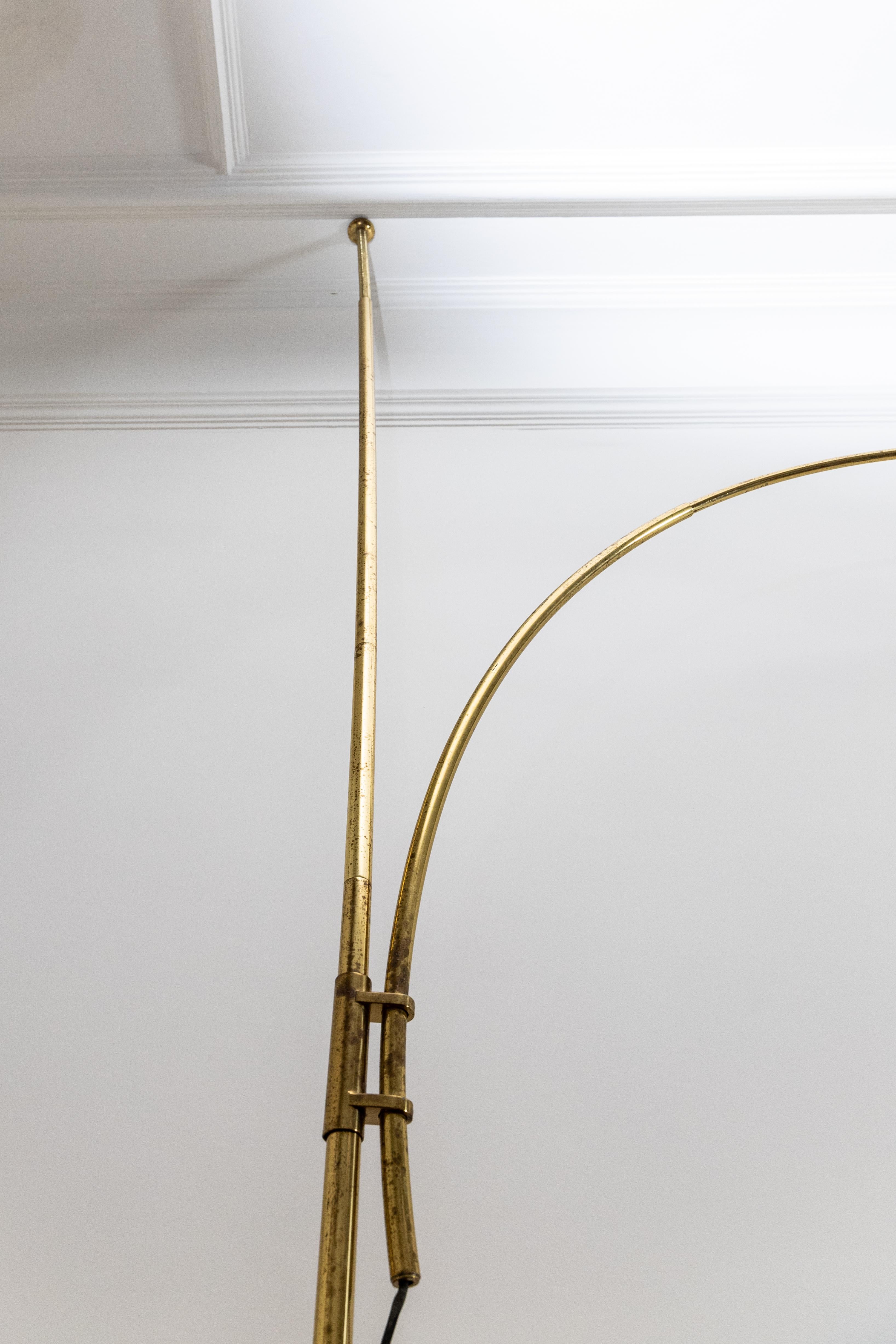 Lampada da terra ad arco regolabile in ottone di Florian Schulz, Germania in vendita 4