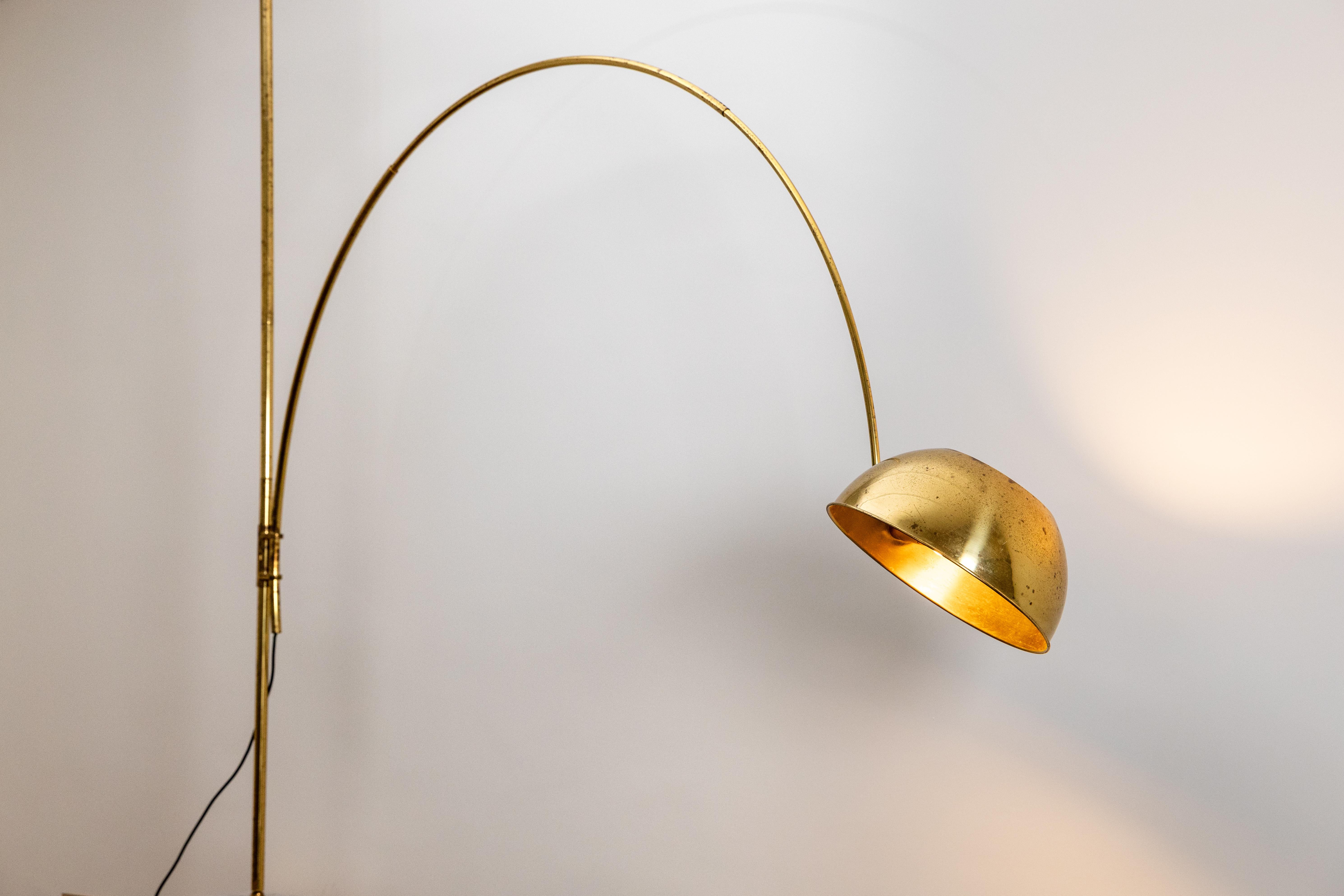 Lampada da terra ad arco regolabile in ottone di Florian Schulz, Germania in vendita 5