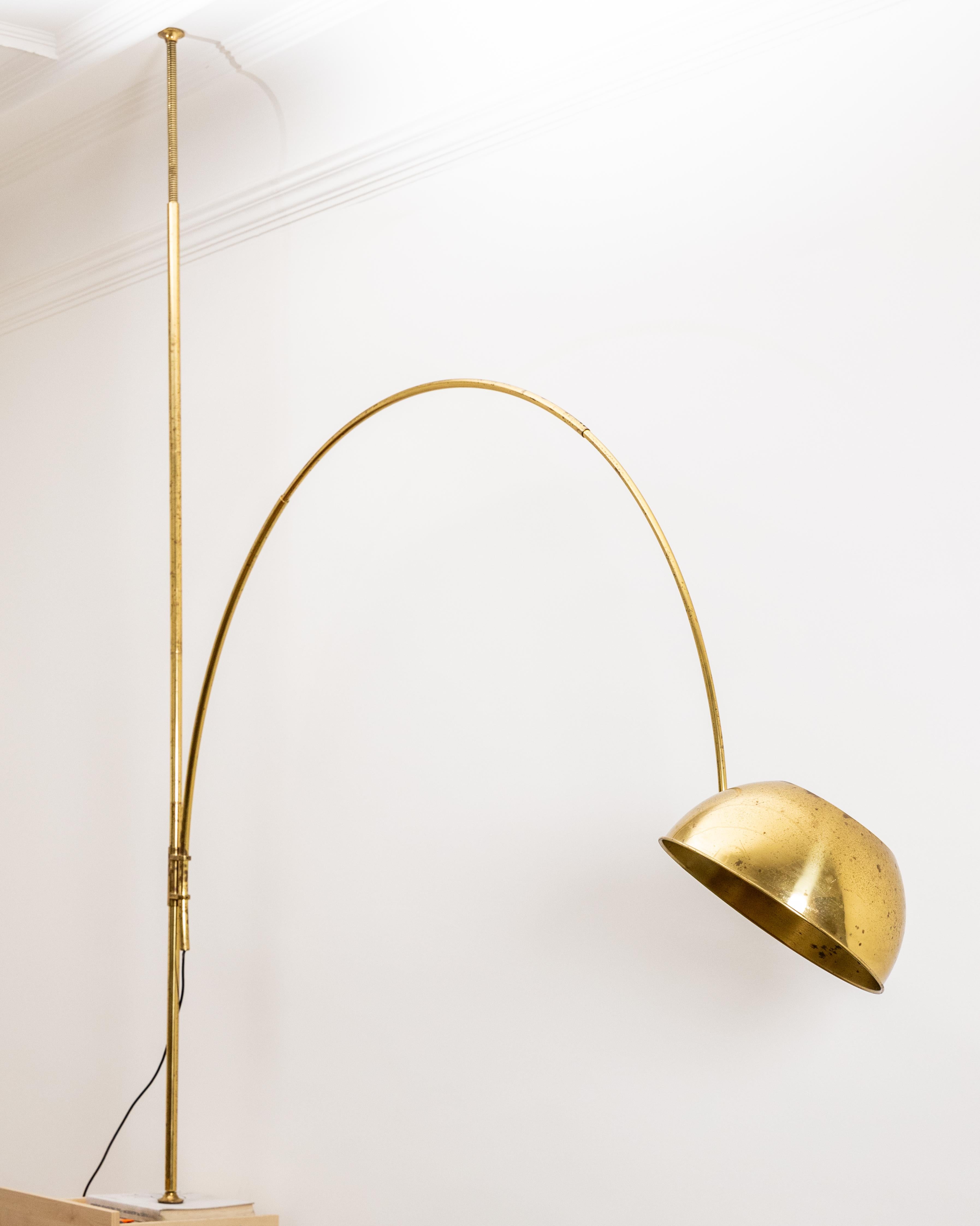 Lampada da terra ad arco regolabile in ottone di Florian Schulz, Germania in vendita 6