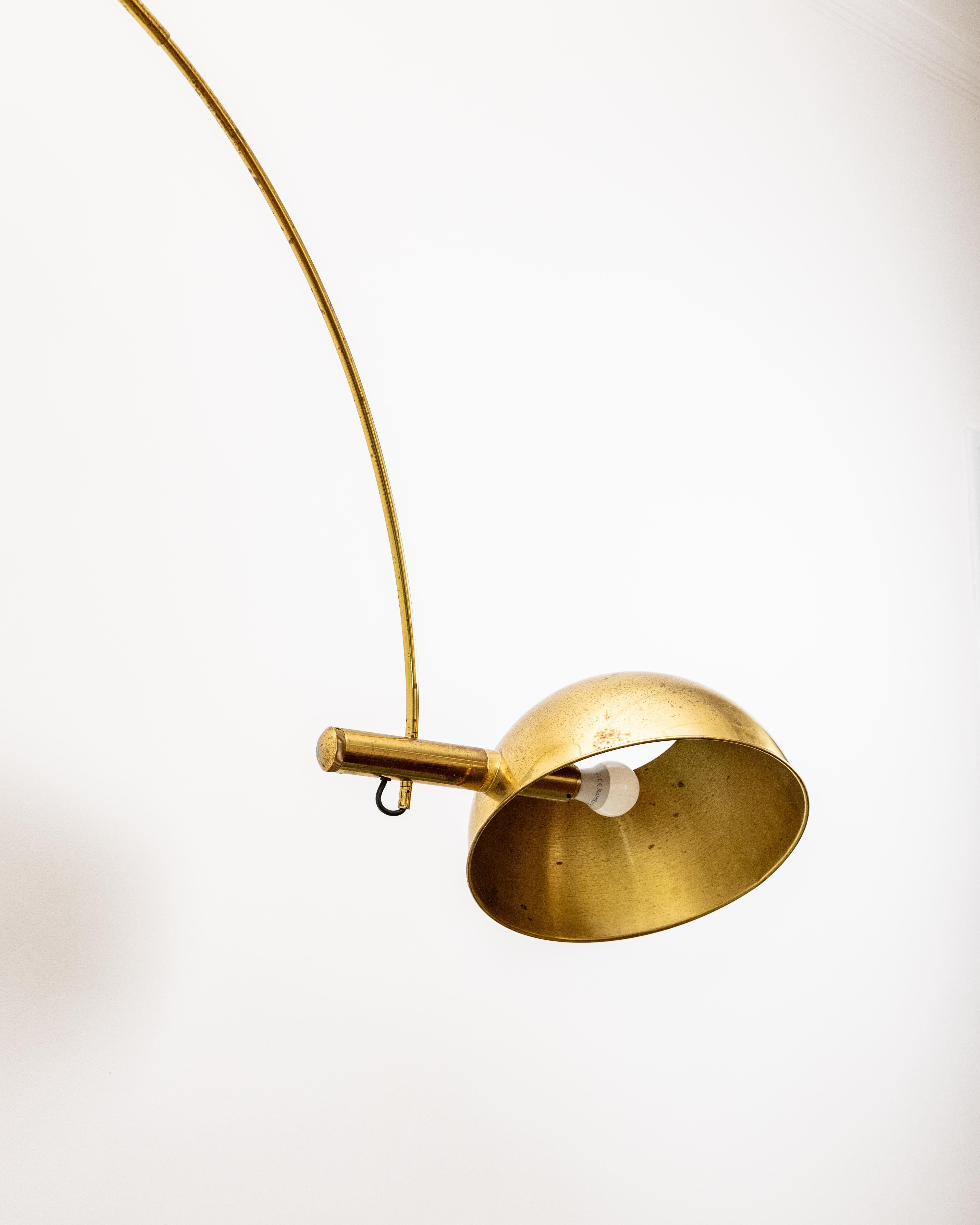 Lampada da terra ad arco regolabile in ottone di Florian Schulz, Germania in vendita 7